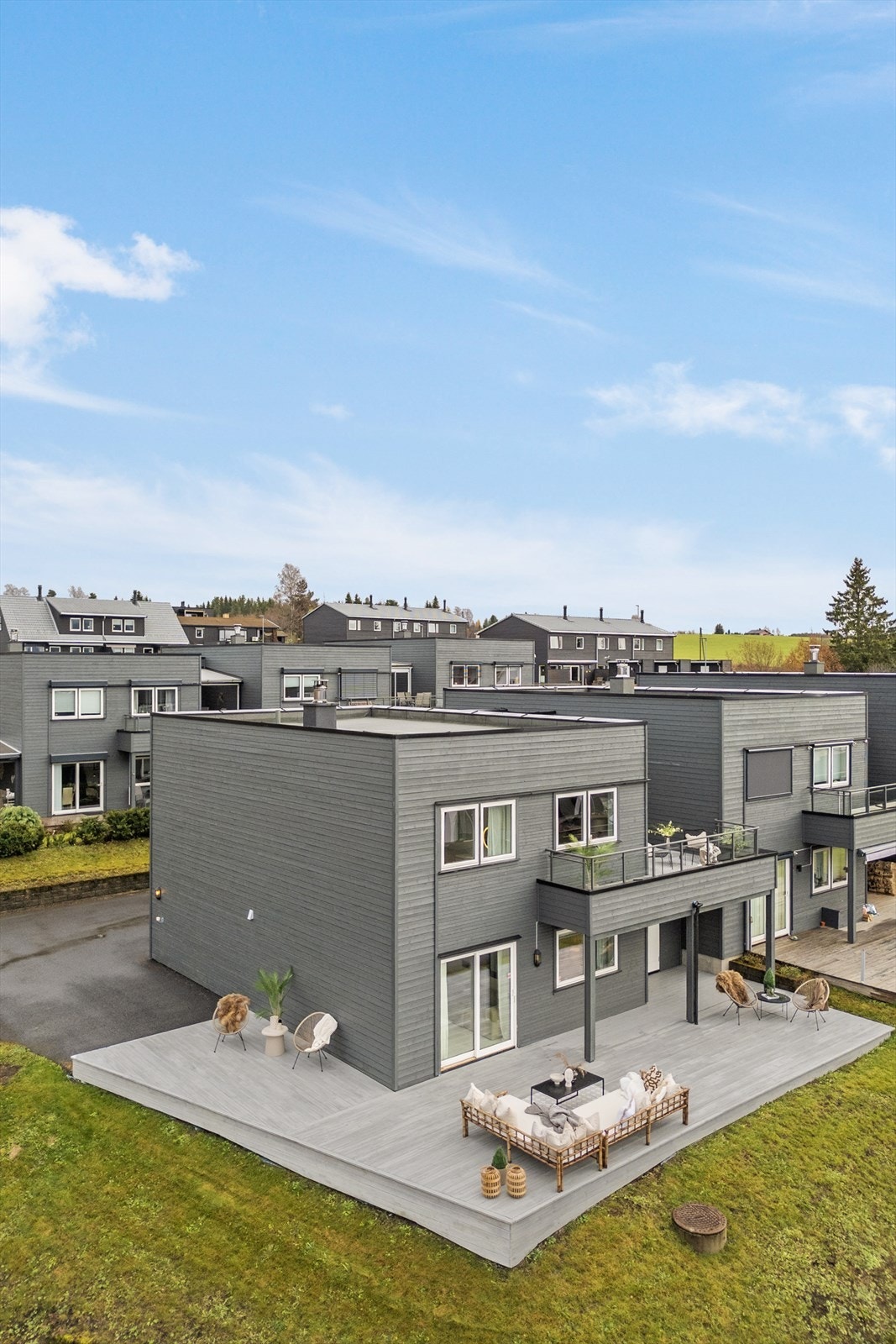 Tomt med plen og beplantning rundt boligen. Galleribilde