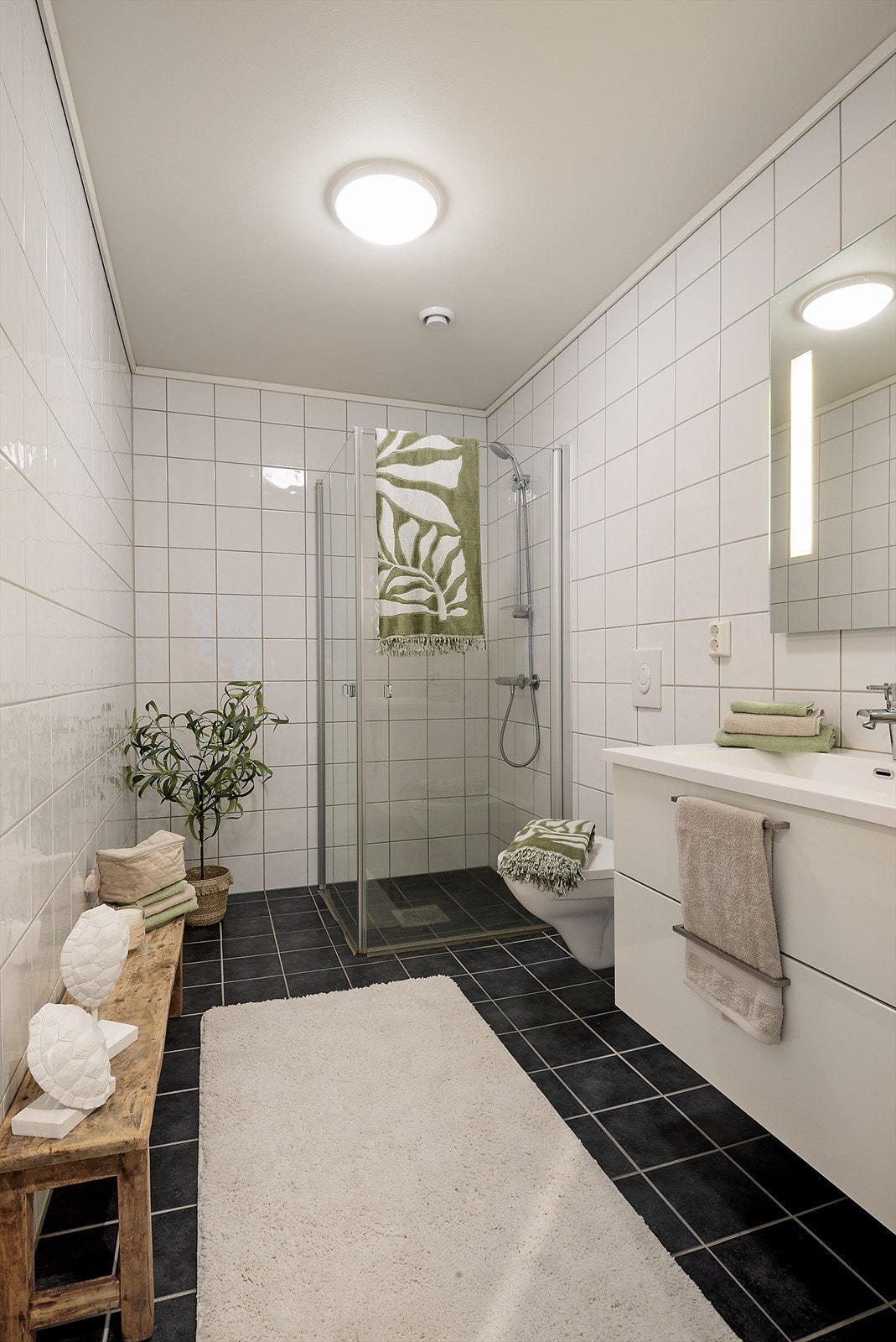 Bad med lys innredning og dusj. Galleribilde