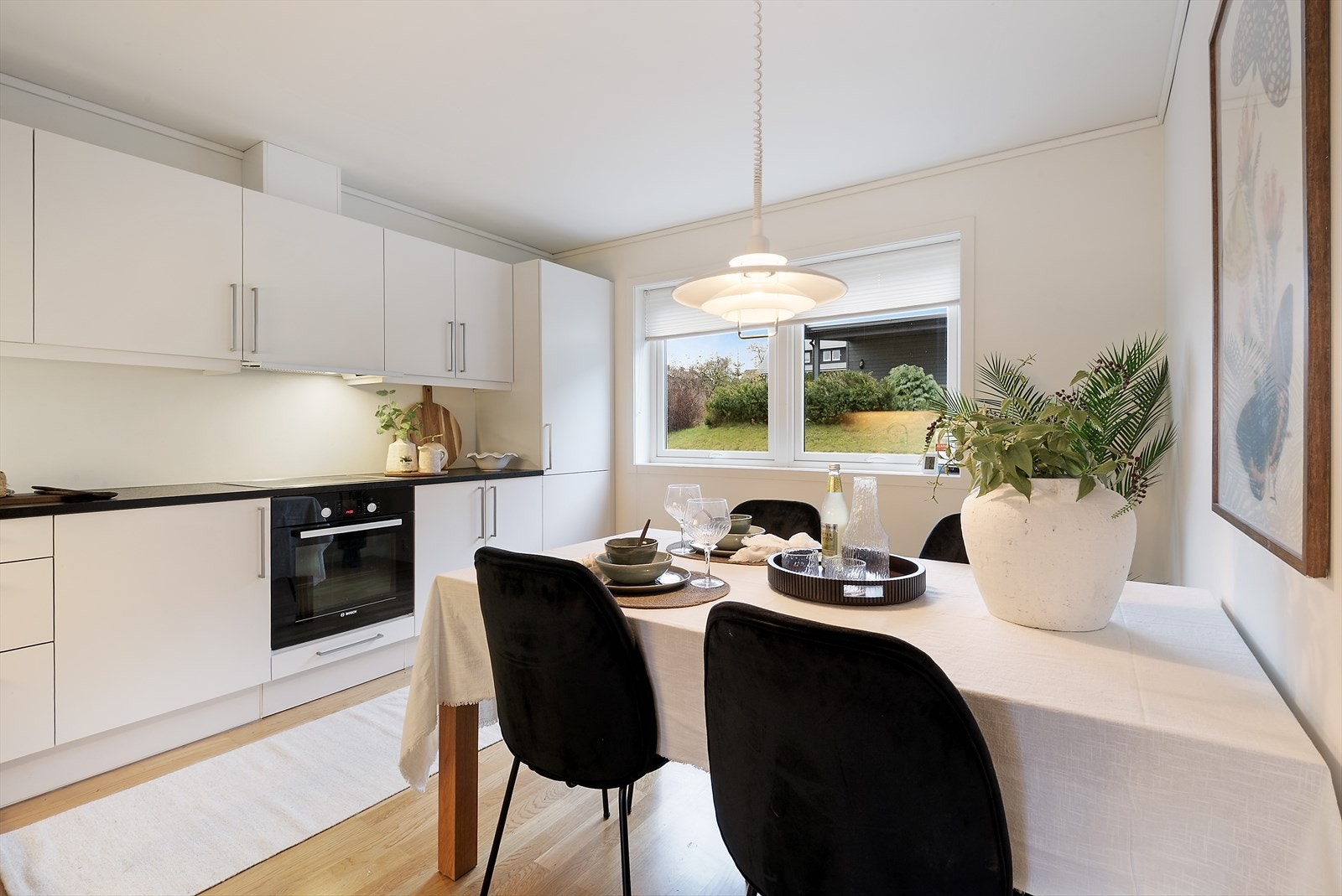 Kjøkken med spiseplass. Galleribilde