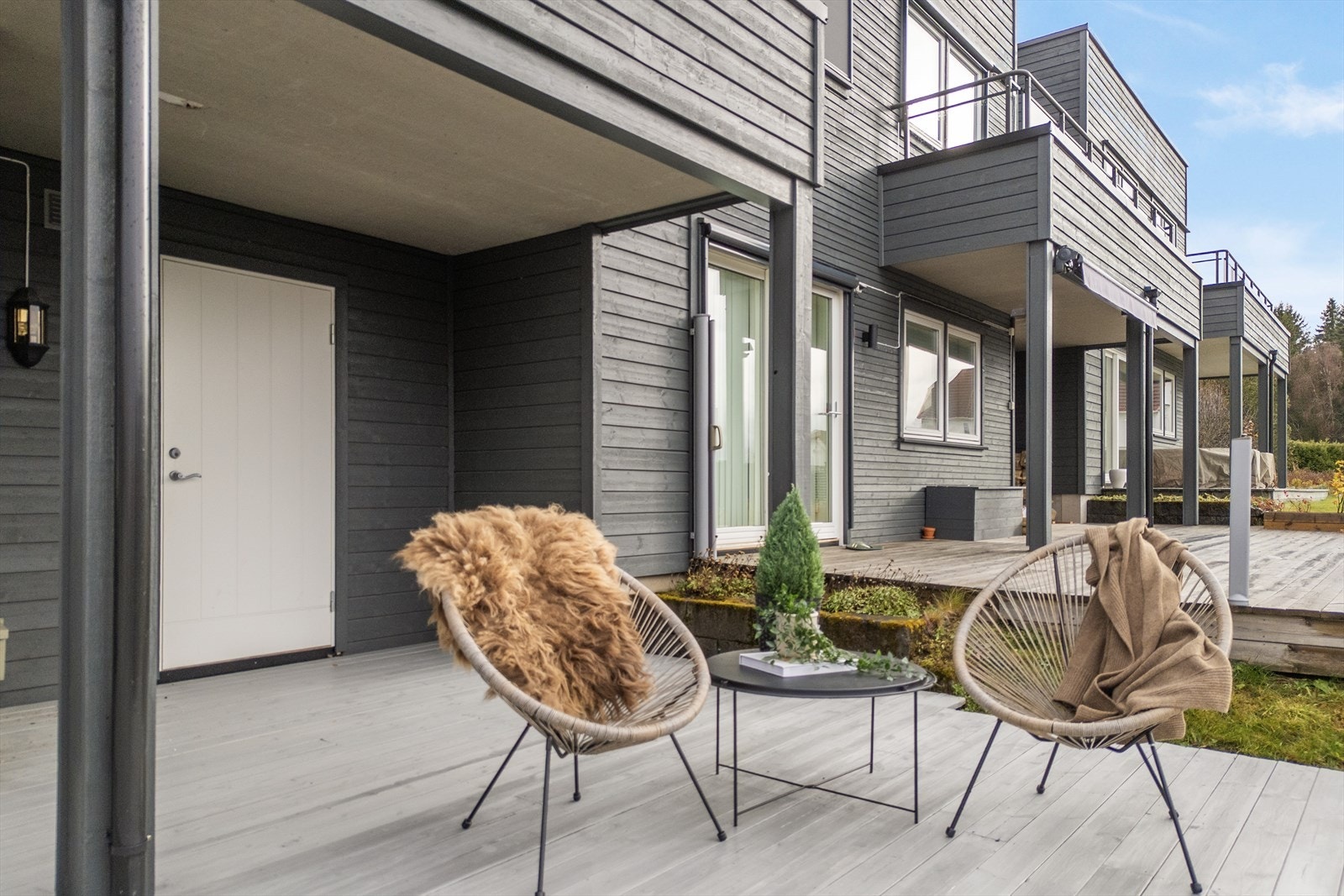 Slappe av utendørs. Galleribilde