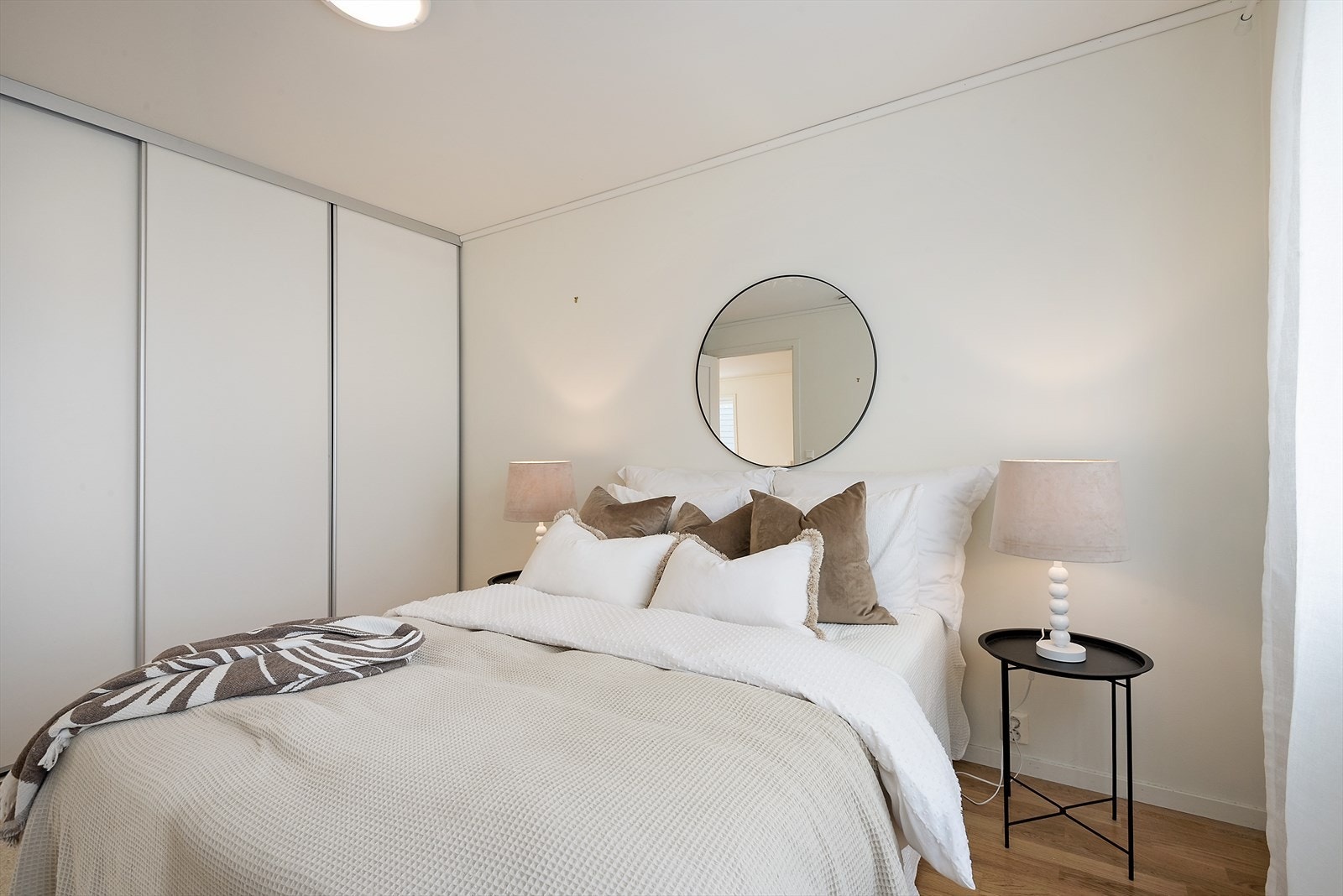 Skyvedørsgarderobe på soverommet. Galleribilde