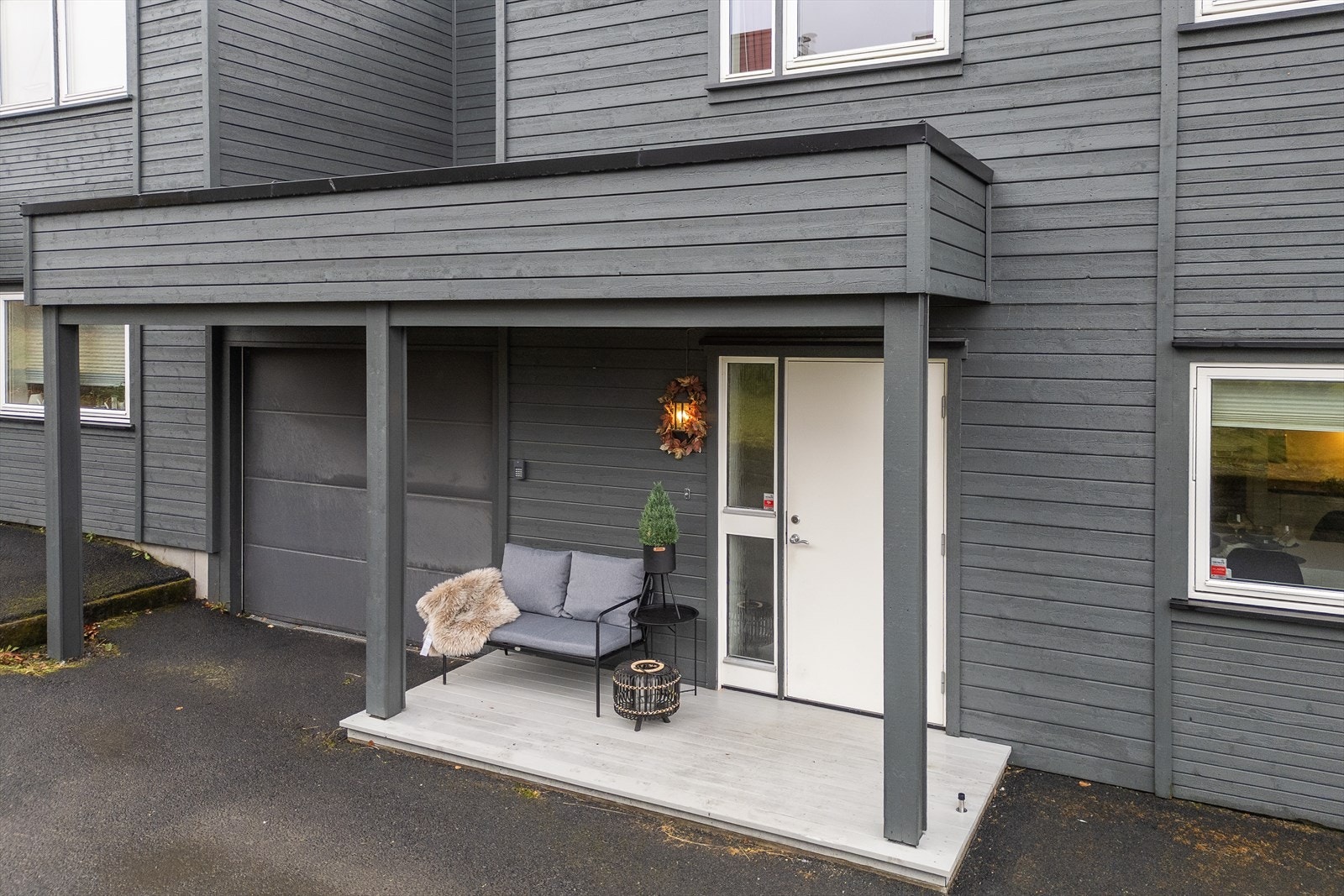Praktisk med overbygget inngangsparti. Galleribilde