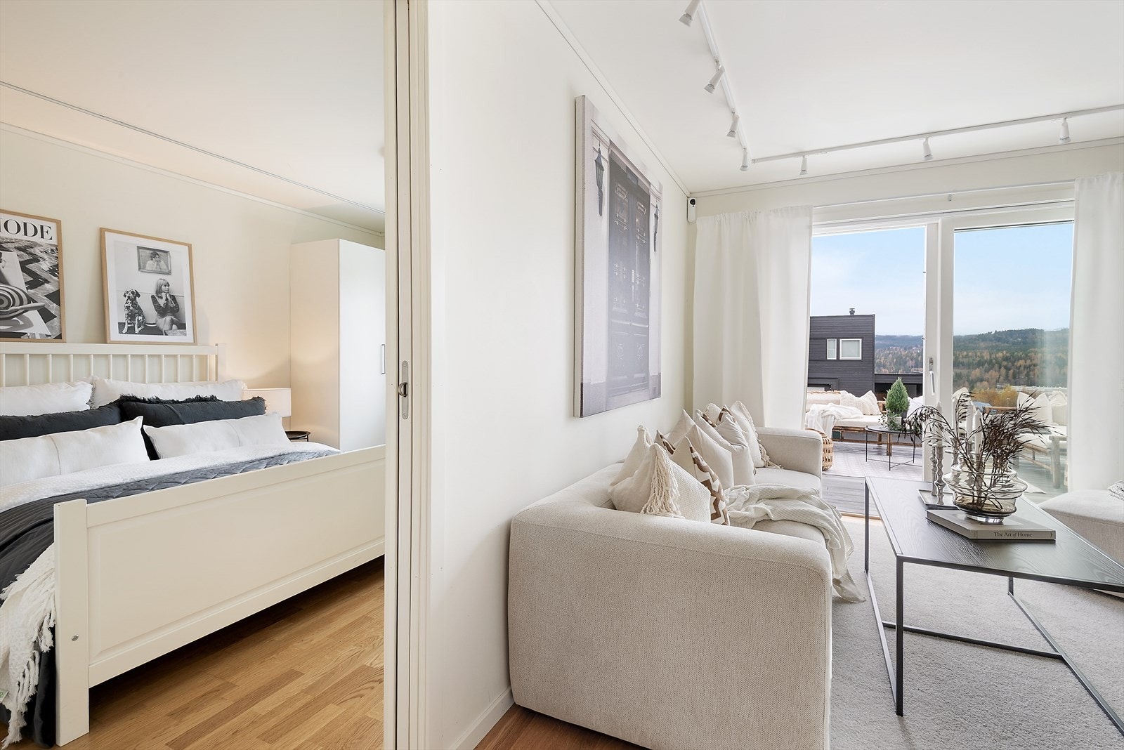 Stue med adkomst til soverom. Galleribilde