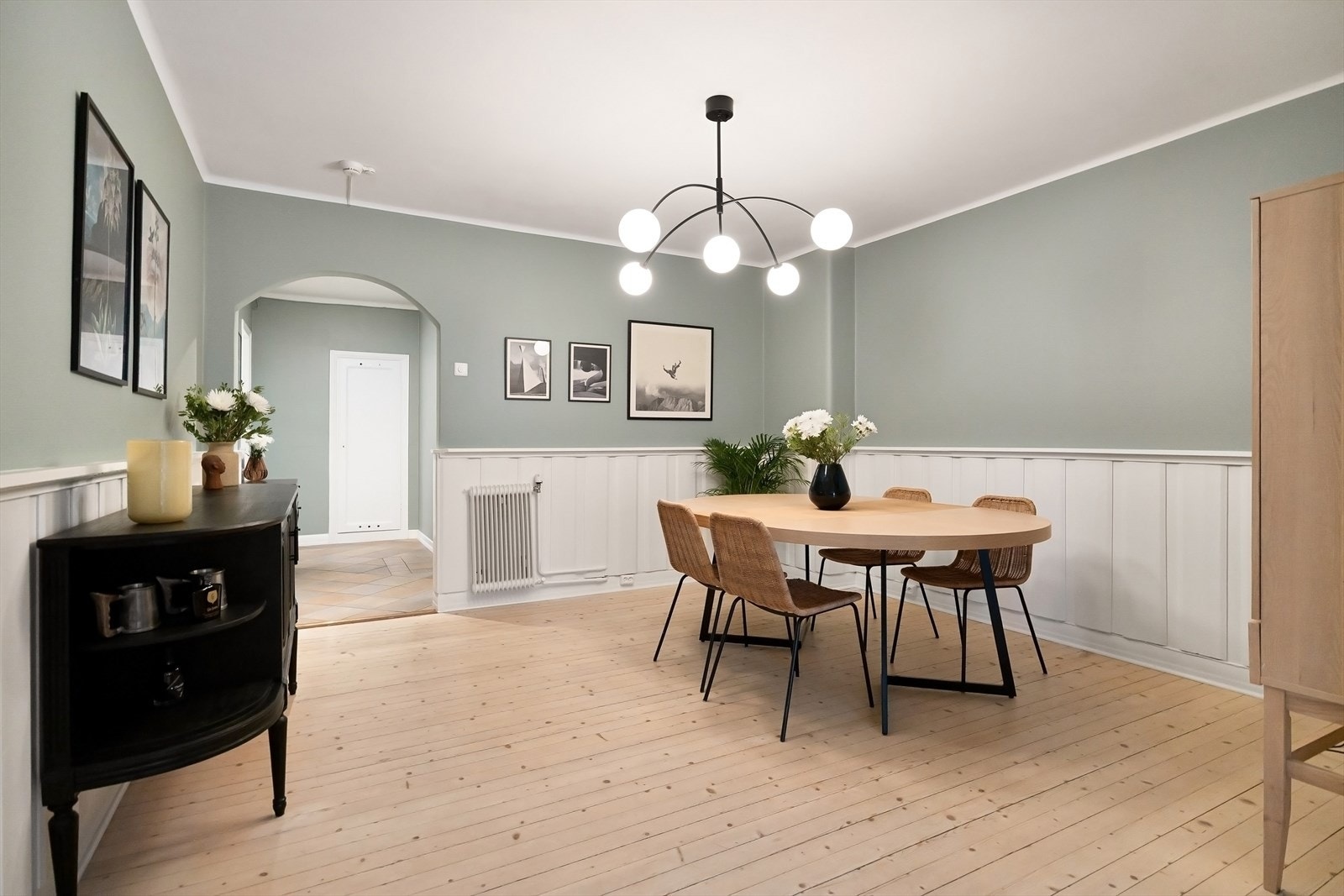 Leiligheten varmes opp via radiatorer, som gir jevn og behagelig varme gjennom hele boligen Galleribilde