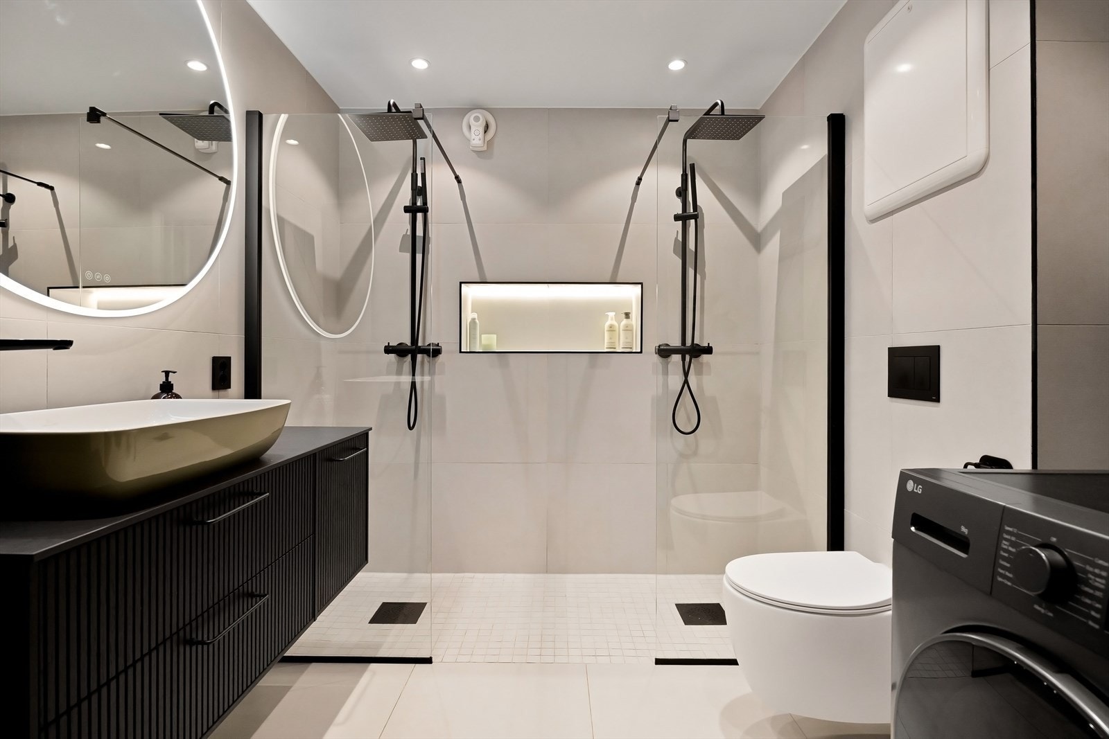 Totalrenovert og utvidet bad fra 2023 med moderne løsninger, eksklusive detaljer, fliser, toalett og dobbel regnfallsdusj for his & hers fra Viking bad og opplegg for vaskemaskin Galleribilde