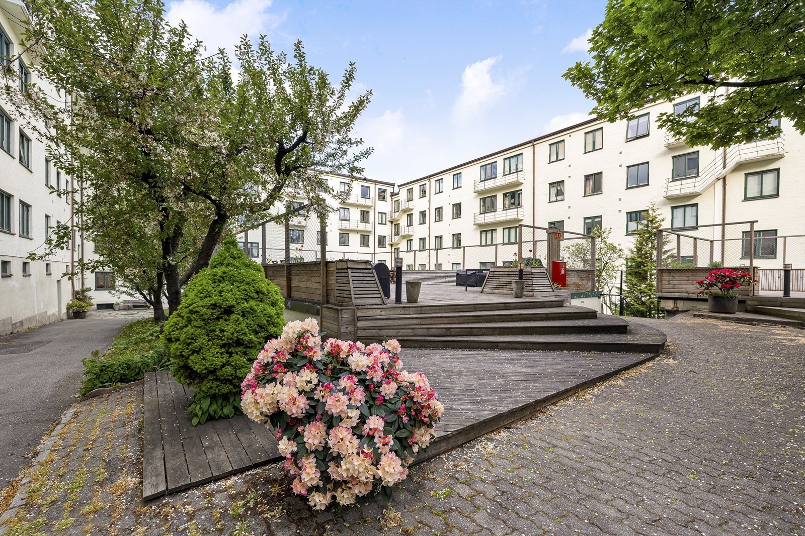 Bakgården er et sosialt sted hvor man kan grille og kose seg Galleribilde