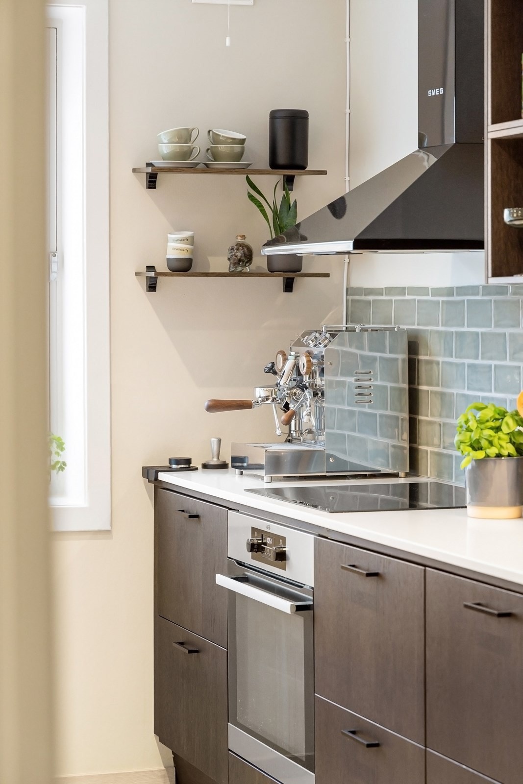 Benkeplaten i eksklusiv nerostein gir kjøkkenet et tidløst og elegant uttrykk, samtidig som den tåler daglig bruk med stil Galleribilde