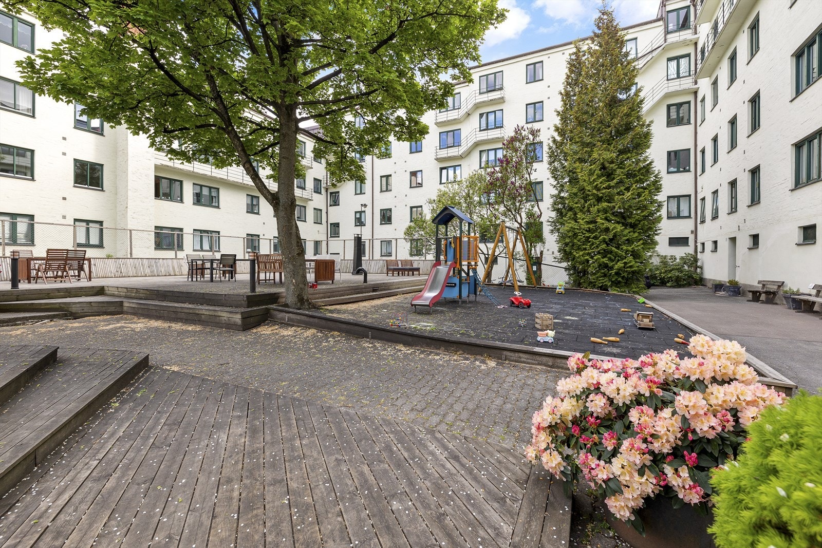 Nydelig bakgård med lekeplass Galleribilde