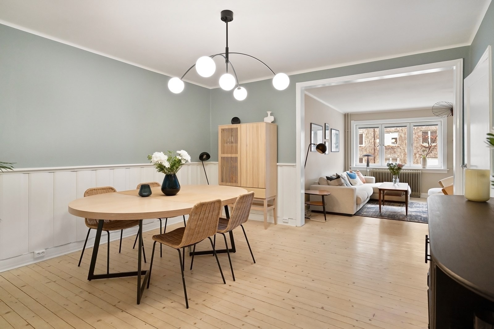 Lys og innbydende spisestue, perfekt for hyggelige måltider og sosiale sammenkomster Galleribilde