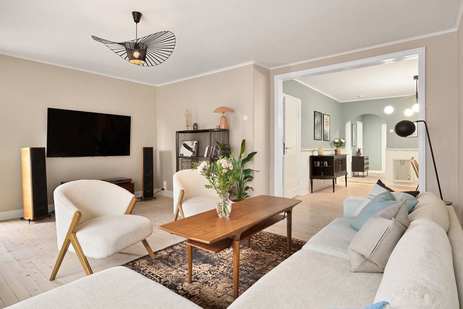 Stilfull stue med naturlig flyt mot resten av leiligheten Galleribilde