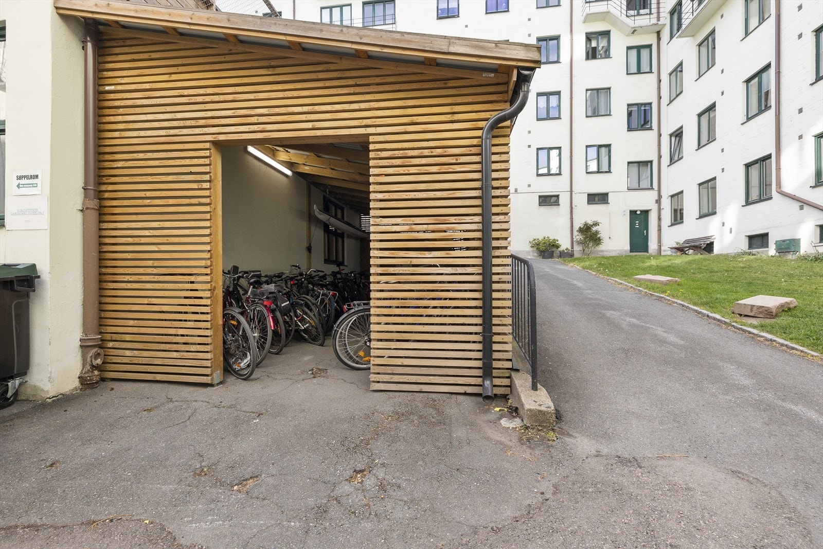 Sykkelskur i bakgården Galleribilde