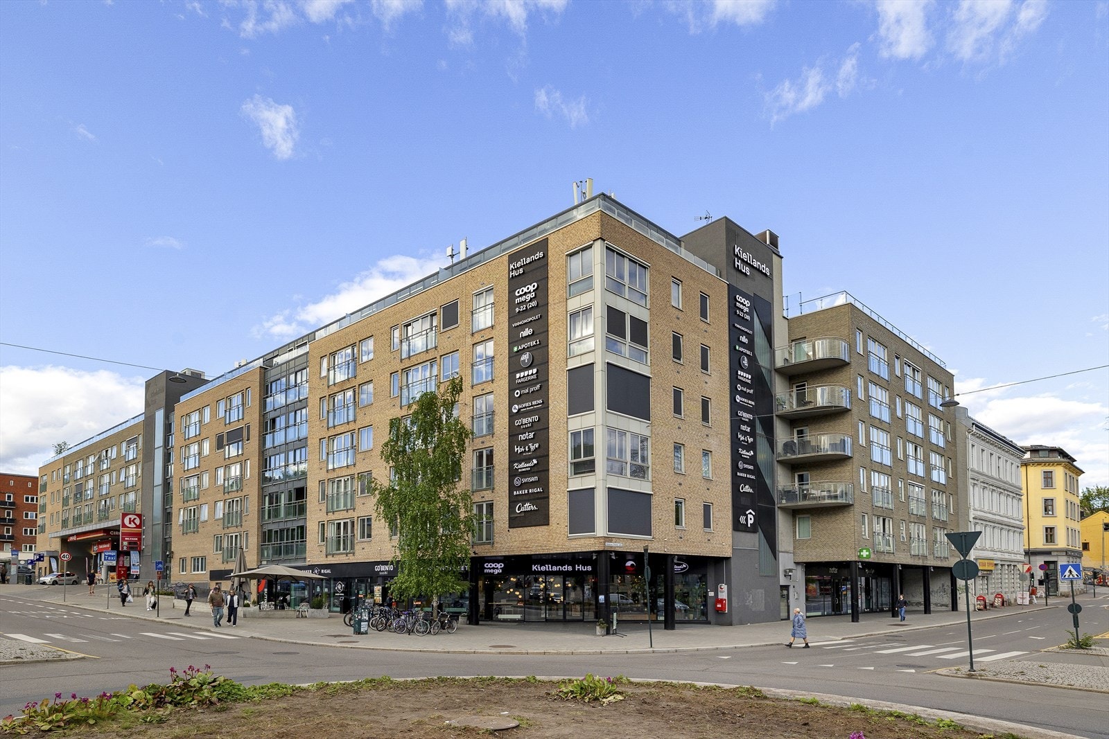 Kiellands hus er 2 minutters gange fra boligen med Vinmonopol, Apotek og masse butikker Galleribilde
