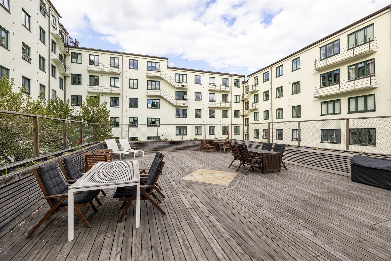 Stor platting for sosiale sammenkomster og rolige sommerdager Galleribilde