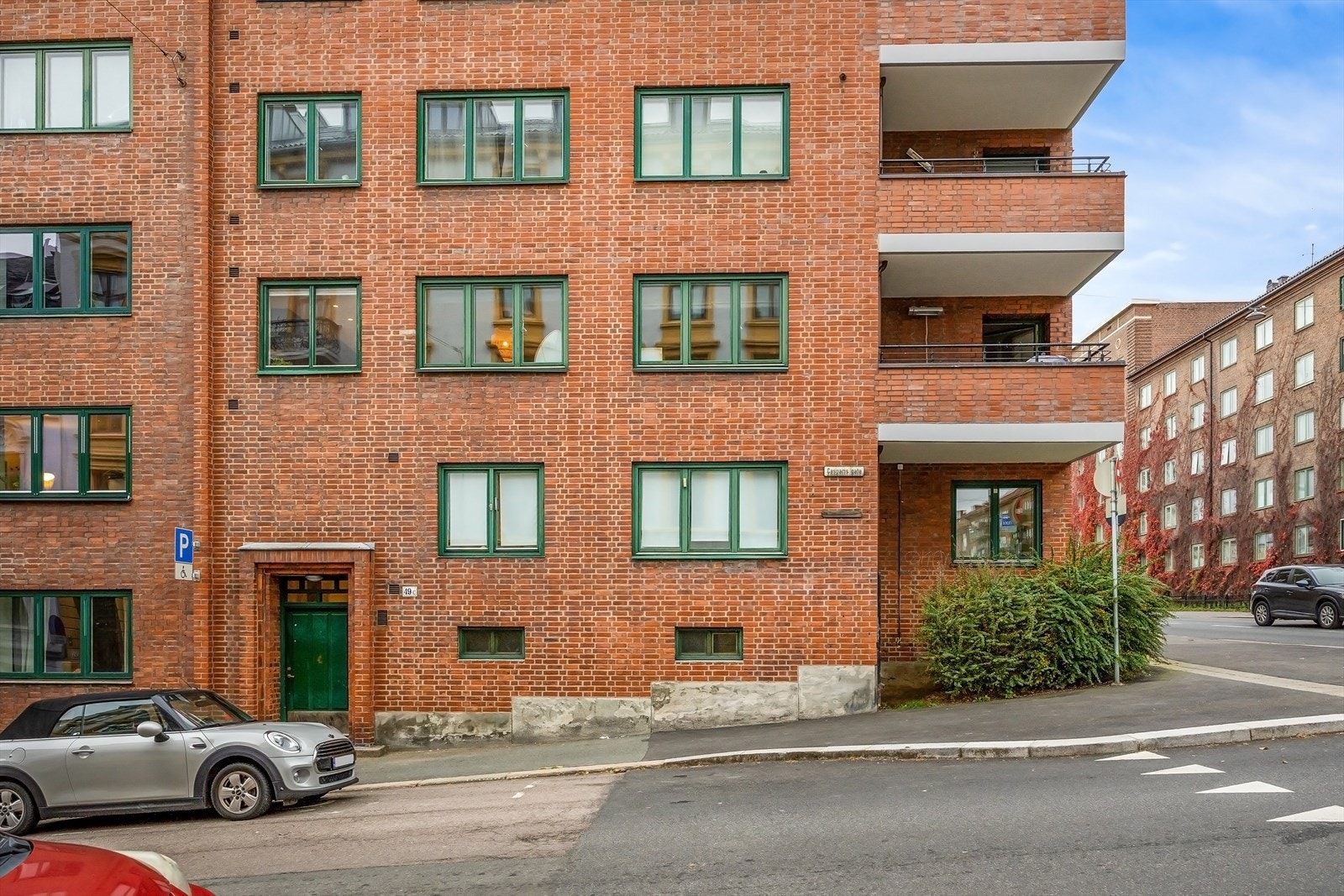 Alt innen rekkevidde - matbutikk 2 min, skole og barnehager i gangavstand, SATS og Fresh Fitness rett rundt hjørnet Galleribilde