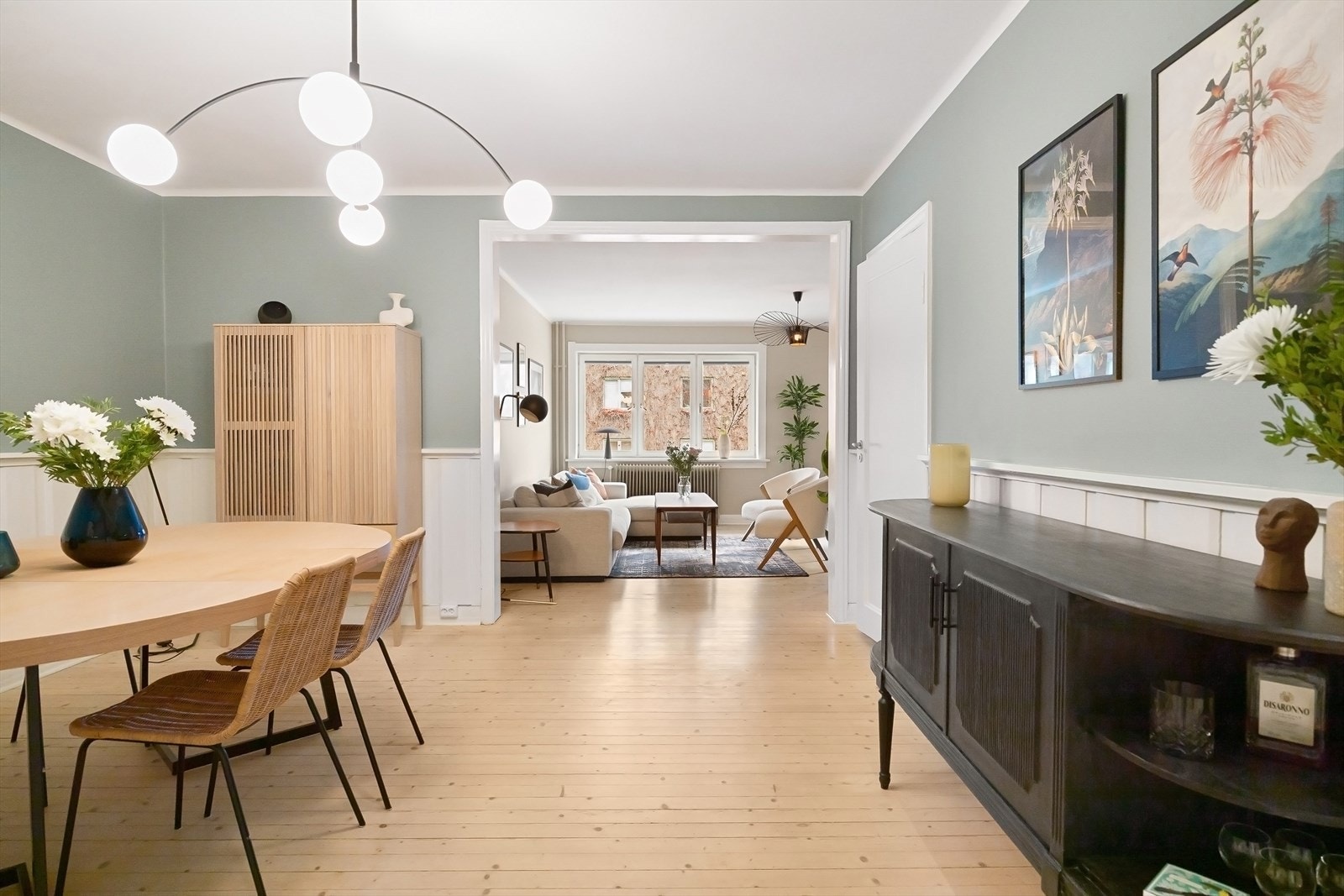 Leiligheten varmes opp via radiatorer, som gir jevn og behagelig varme gjennom hele boligen Galleribilde