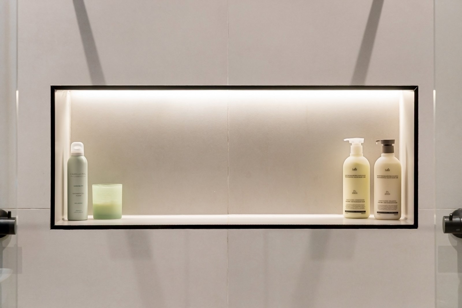 Elegant nisje for såper og tilbehør med innlagt belysning Galleribilde