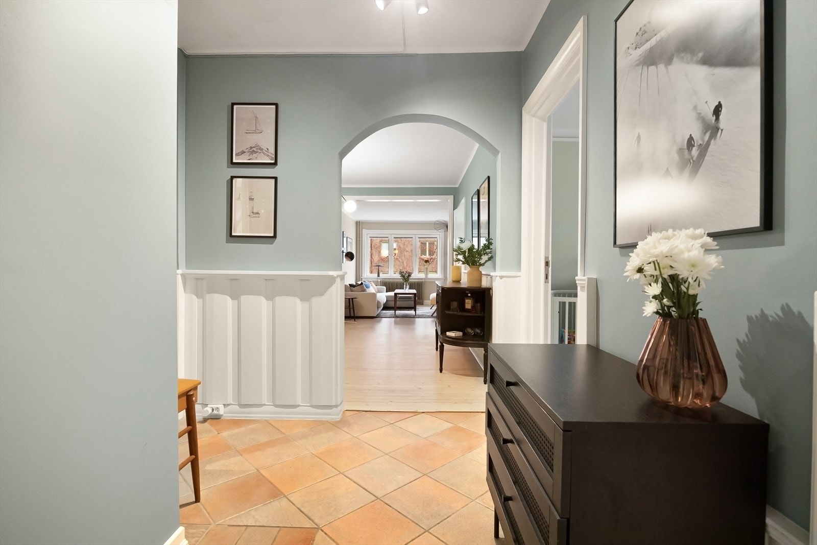 Lys og trivelig gang med naturlig flyt til alle rom, innbydende og hjemmekoselig Galleribilde