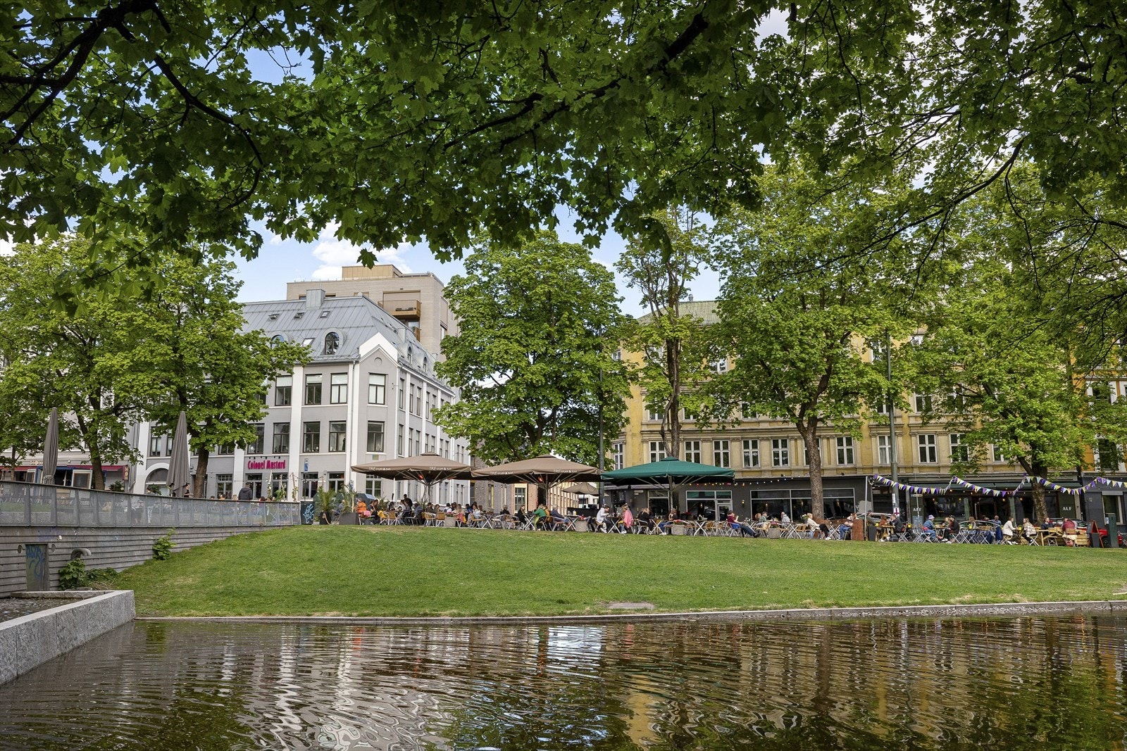 Kiellands plass er yrende med nydelige uteserveringer om sommeren Galleribilde