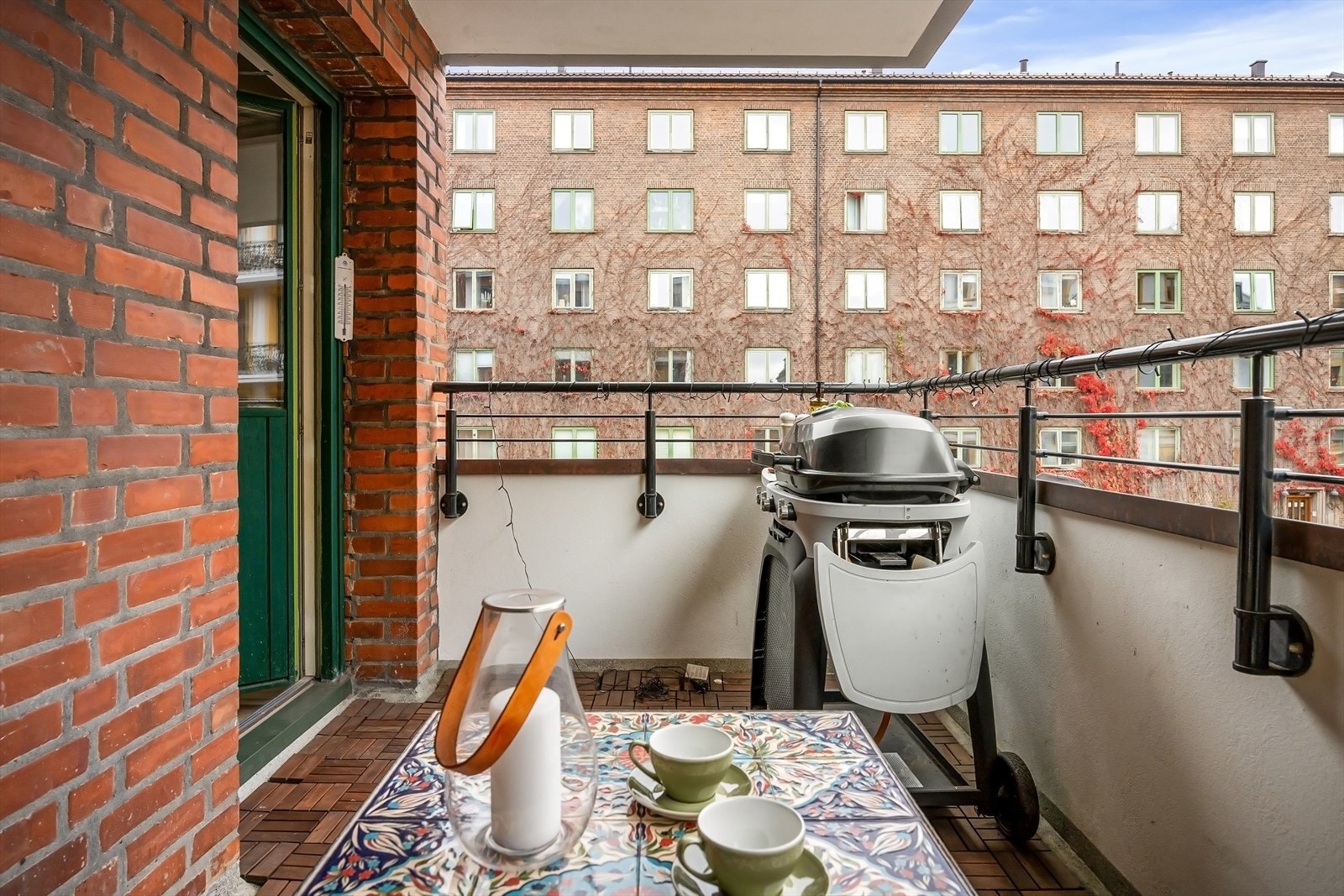 Overbygget balkong som gir ly for regn og sol, perfekt for å nyte uteplassen året rundt Galleribilde