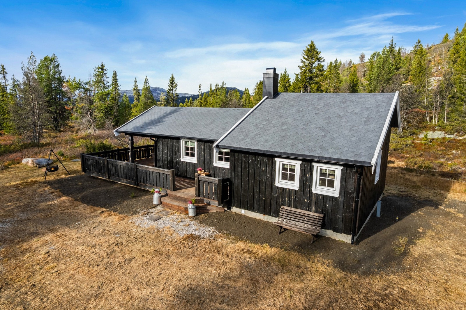 Tomten består hovedsakelig av naturlig terreng med fjell, lyng, einer, små busker og trær som smelter harmonisk inn i omgivelsene. Galleribilde
