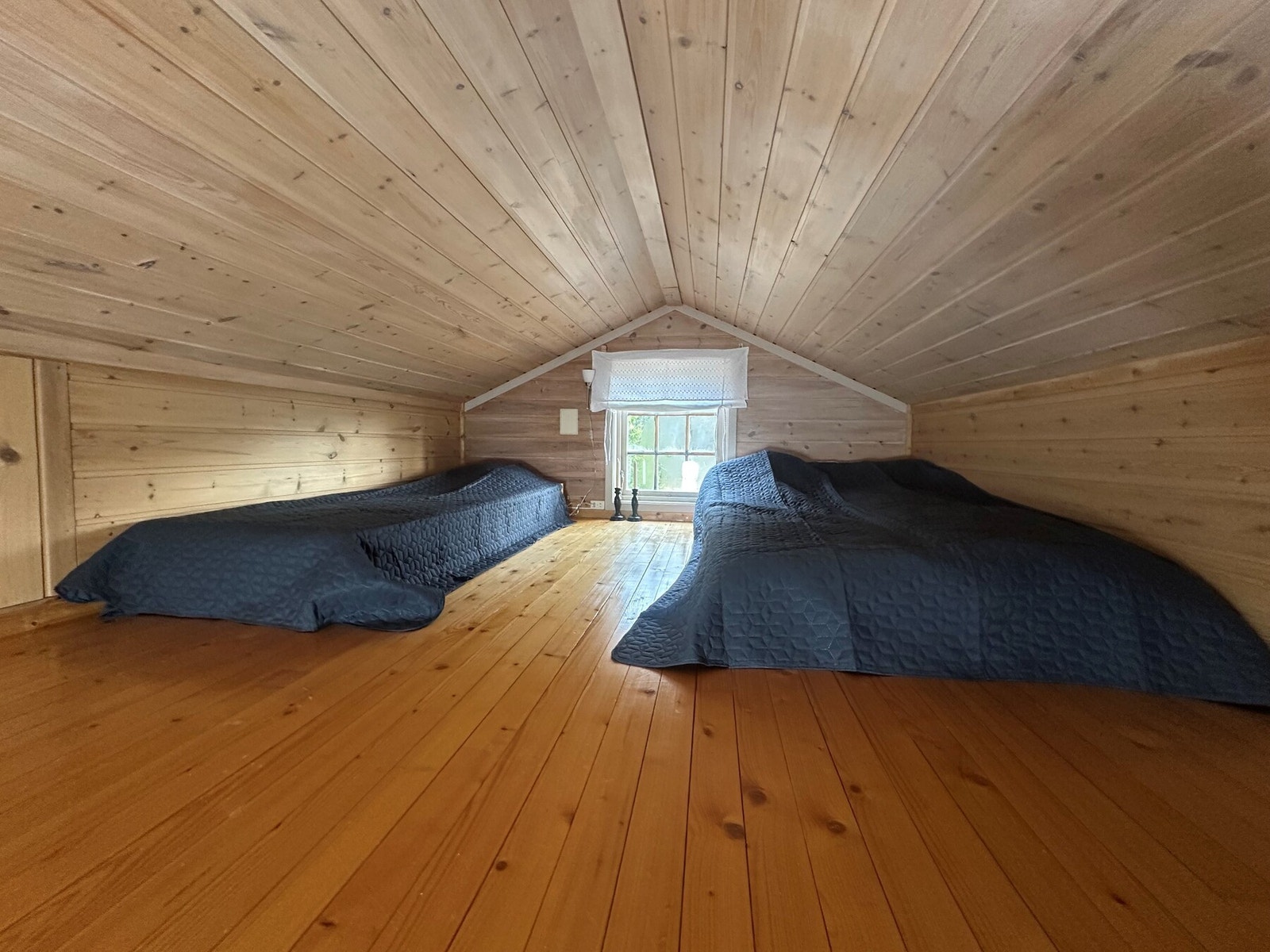 Hems - lav takhøyde, benyttes som et ekstra overnattingsrom for denne eier. Ikke godkjent for varig opphold. Galleribilde