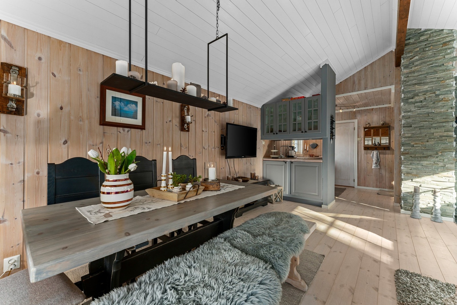 Det er god plass til familie og venner rundt langbordet som står i praktisk avstand fra kjøkkenet. Galleribilde