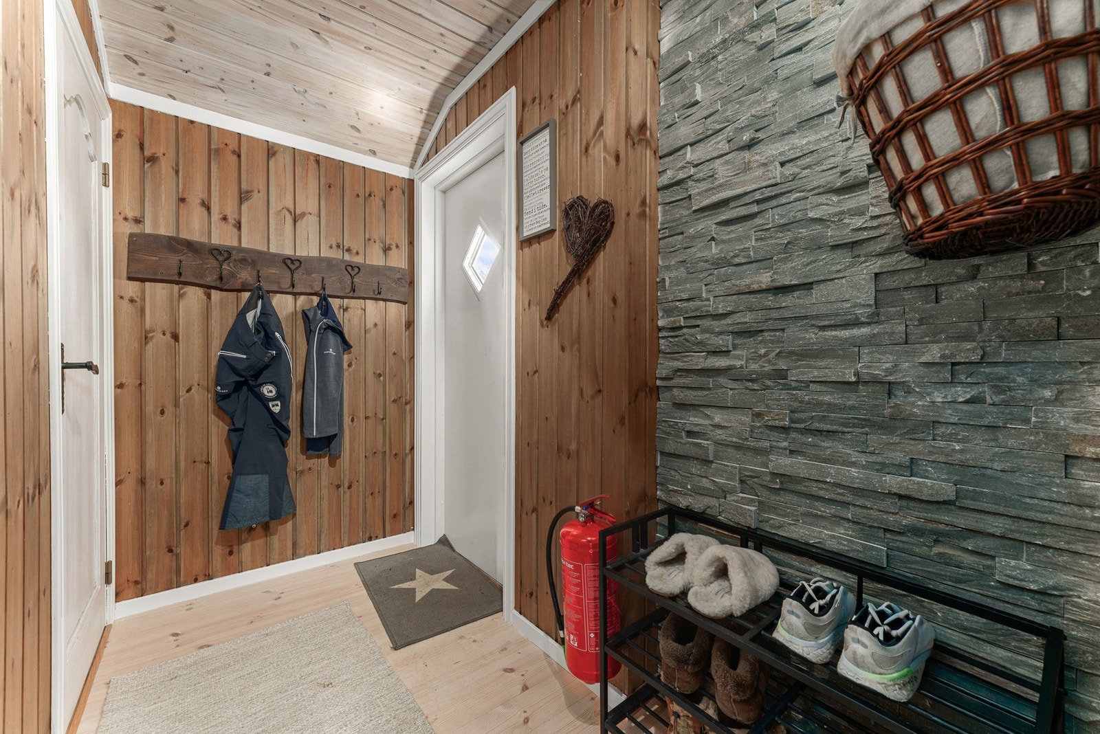 Hytta har en trivelig og praktisk entré som gir et varmt førsteinntrykk. Galleribilde