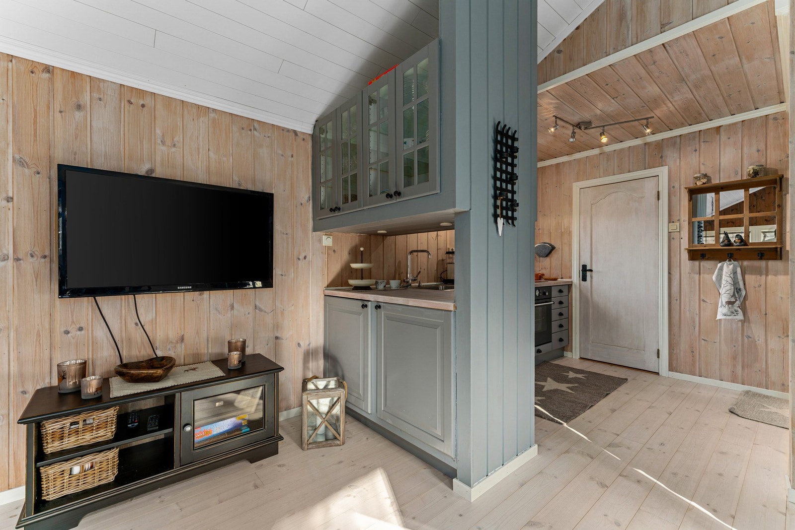 Kjøkkenet er innbydende og gjennomført i en stil som harmonerer perfekt med hyttens lune og tidløse uttrykk. Galleribilde