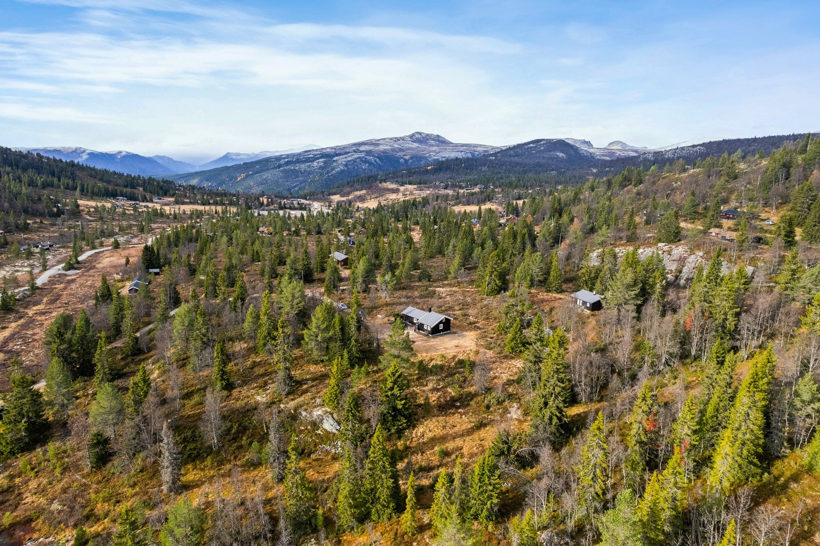 Hytta ligger idyllisk til i Furusjøvegen 90, et stille og solrikt område omgitt av fjellbjørk og vid utsikt mot Rondane nasjonalpark. Galleribilde