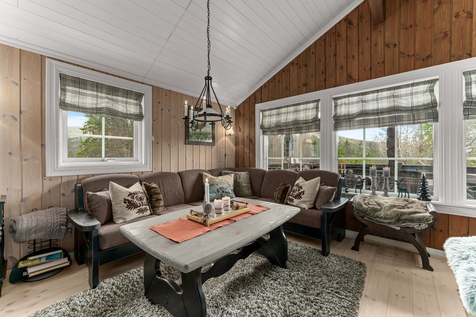 Her er det god plass til både sofagruppe og romslig spiseplass, noe som gjør rommet perfekt for sosiale sammenkomster og hyggelige stunder med familie og venner. Galleribilde