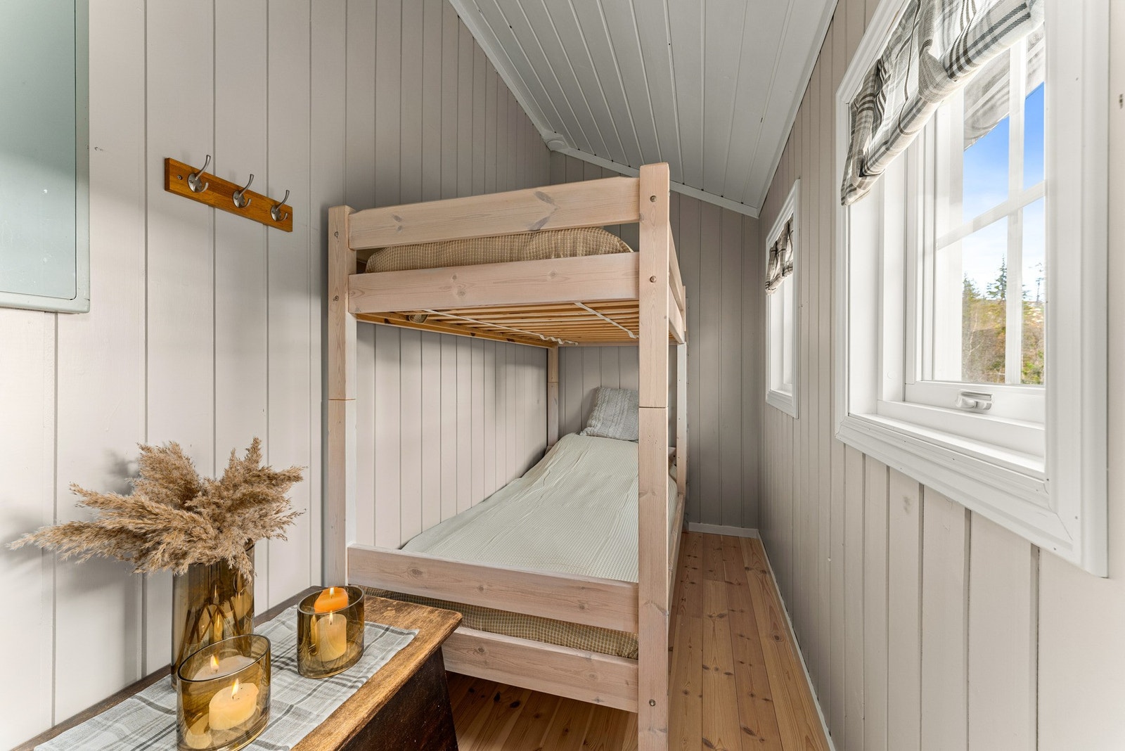 Det andre soverommet er innredet med familiekøye, og er ideelt for barn eller gjester. Galleribilde