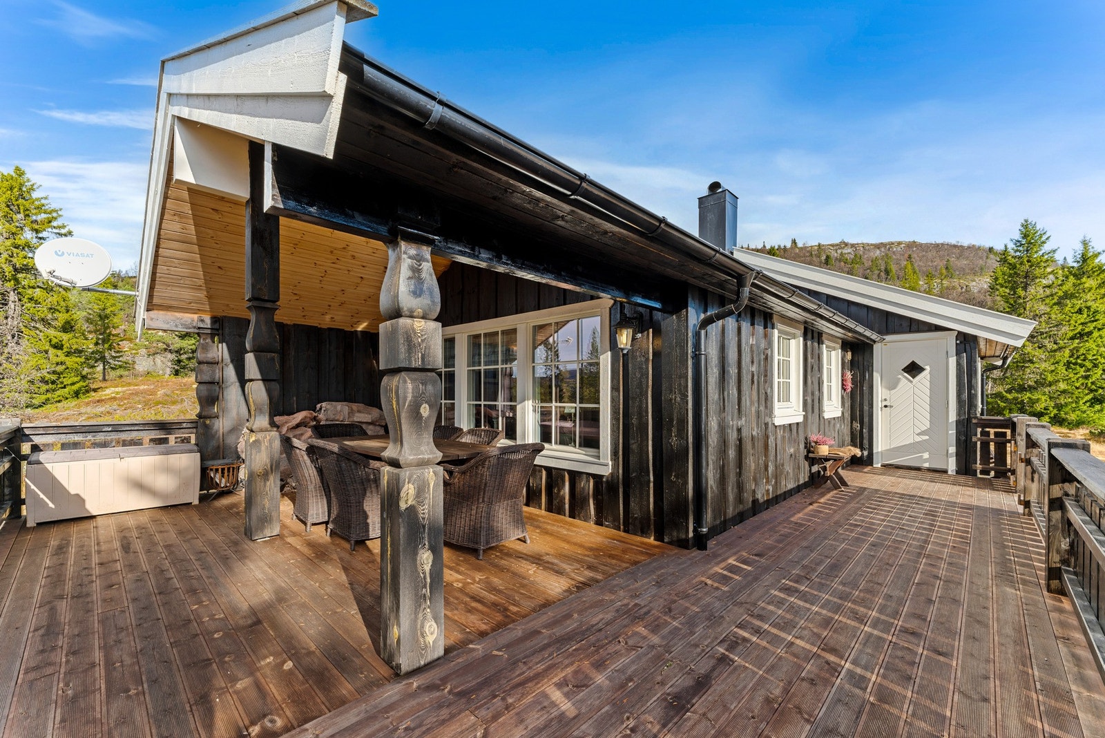 Fra stuen er det utgang til en romslig terrasse med enkel tilgang til solrike uteplasser og frisk fjelluft. Galleribilde