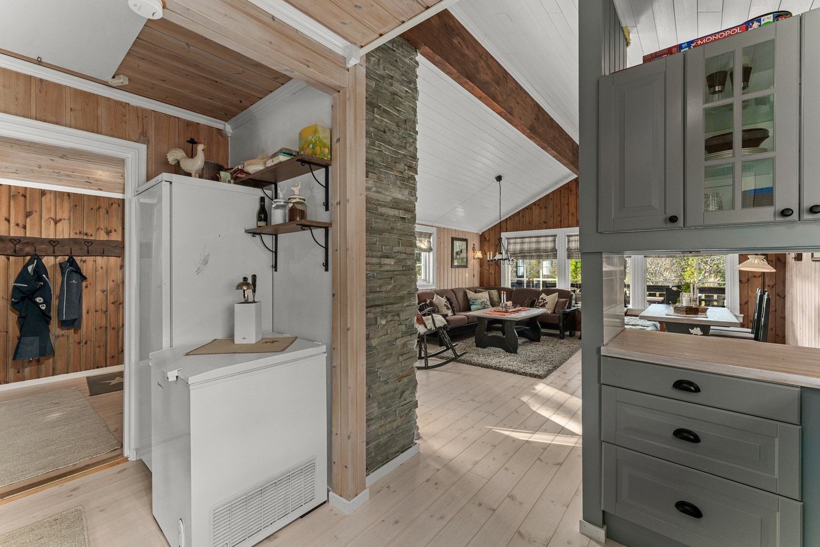 Stuen ligger i åpen løsning mot kjøkkenet, noe som skaper en luftig og sosial romfølelse der både matlaging og hyggestunder går sømløst over i hverandre. Galleribilde