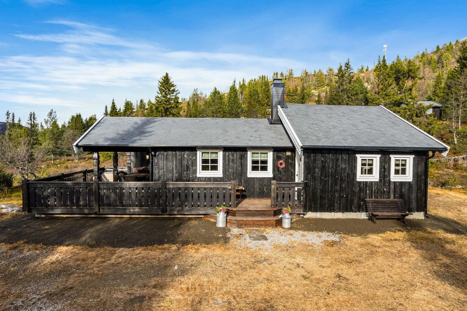 Her får man en lettstelt naturtomt hvor naturens eget preg er bevart, og det er god plass til lek, rekreasjon og uteliv året rundt. Galleribilde