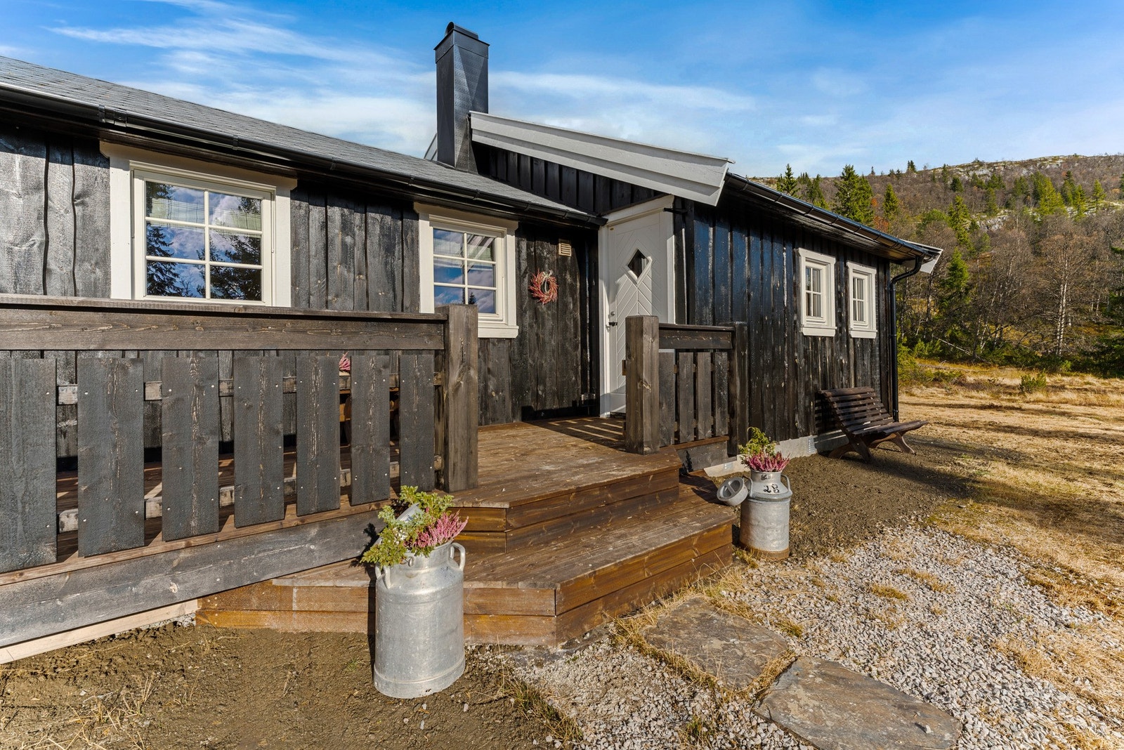 Koselig inngangsparti med enkel adkomst via to trappetrinn. Galleribilde