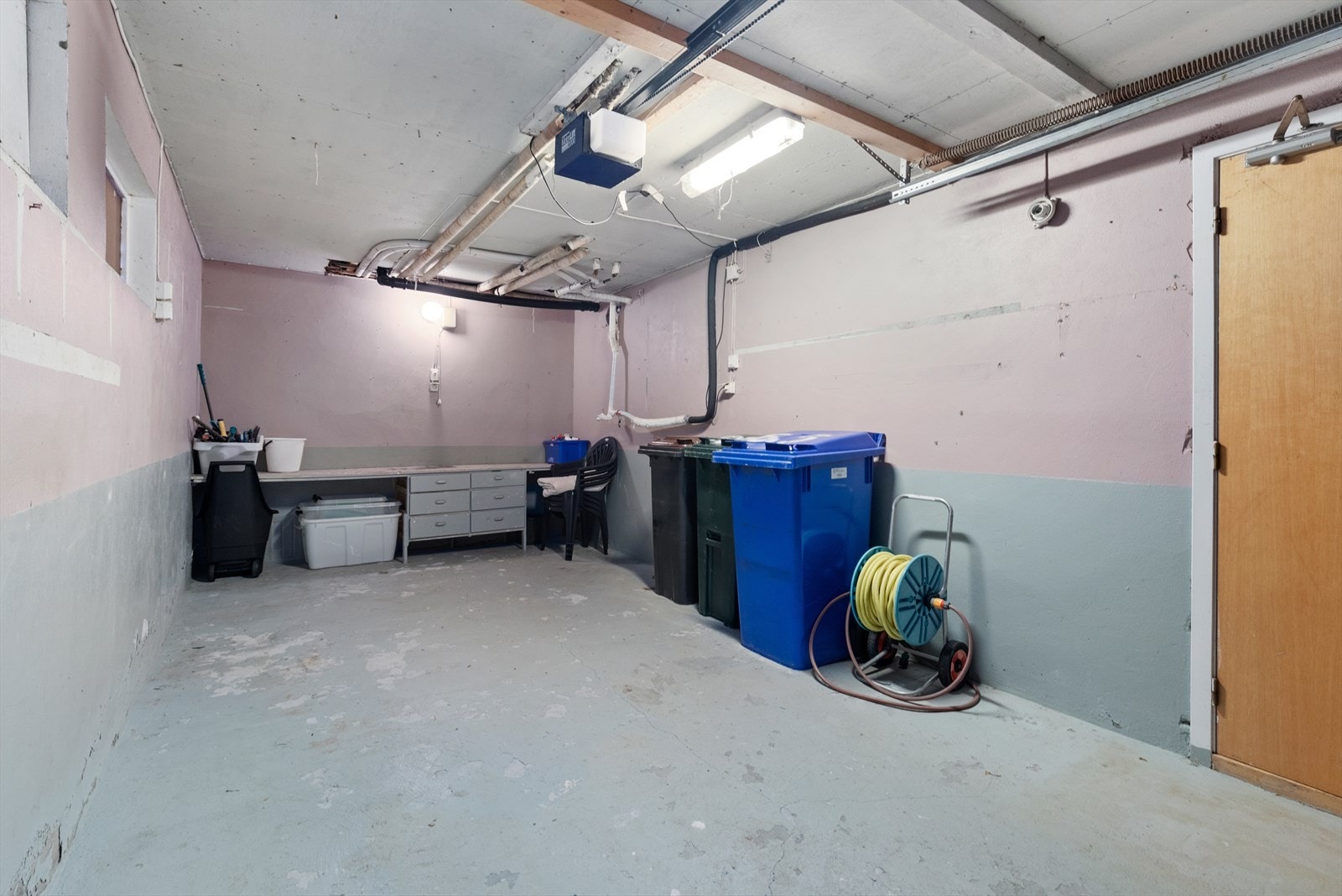 Betonggulv gir et robust arbeidsrom i garasjen Galleribilde