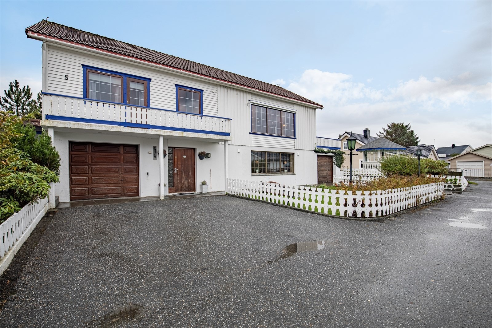 Eiendommen har flere garasjeplasser og godt om biloppstillingsplass Galleribilde