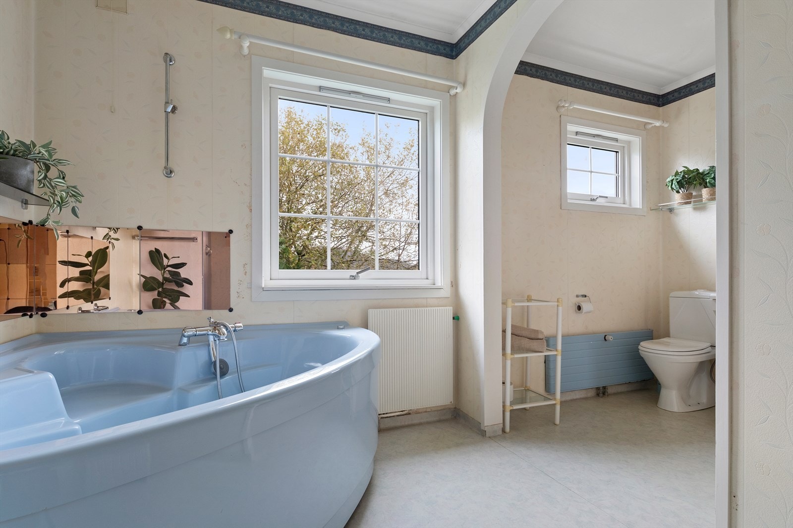 Romslig baderom med hjørnebadekar Galleribilde