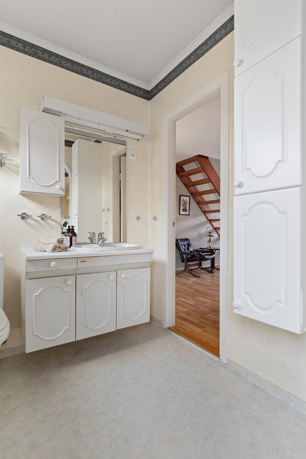 Baderom har servantinnredning med speil og overlys Galleribilde