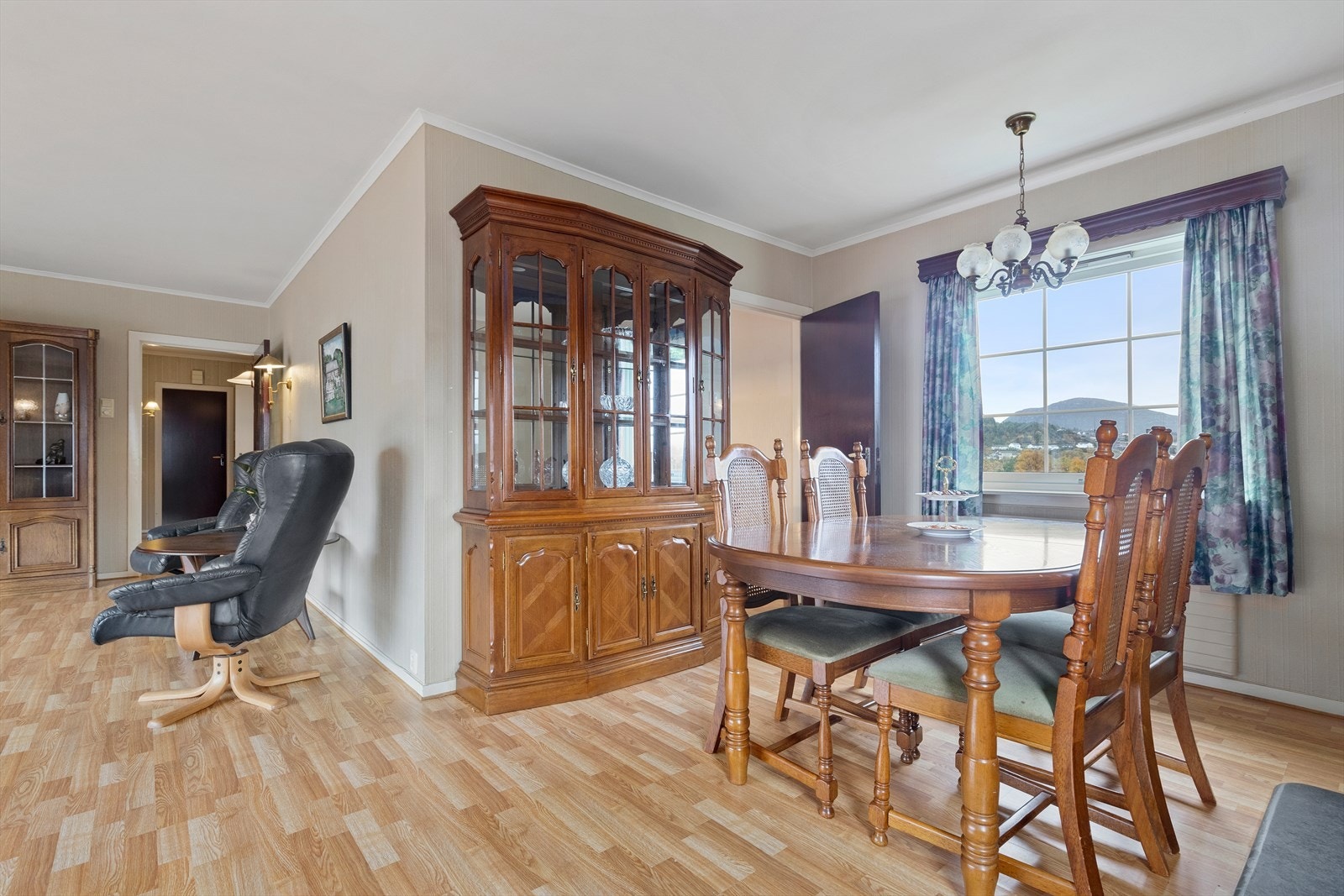 Direkte forbindelse til kjøkkenet gir en naturlig spiseplass med utsikt over Myklebustvatnet Galleribilde