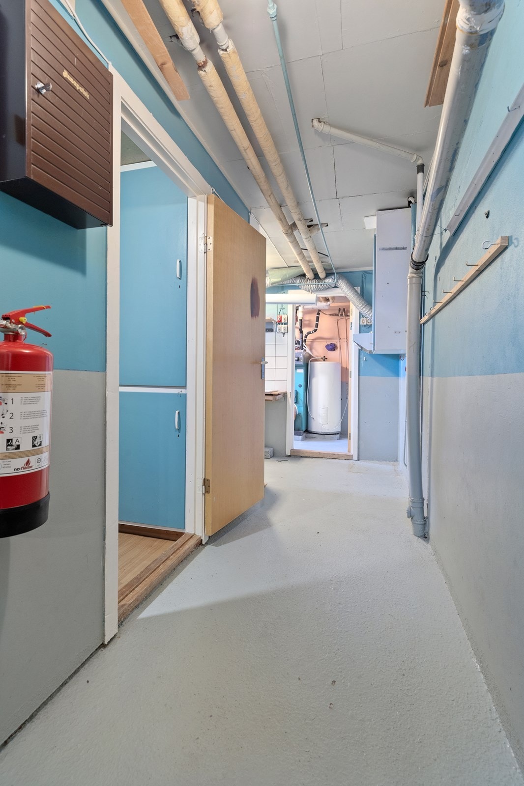 Gang, med teknisk rom i enden som inneholder varmtvannstank på ca 200 liter Galleribilde