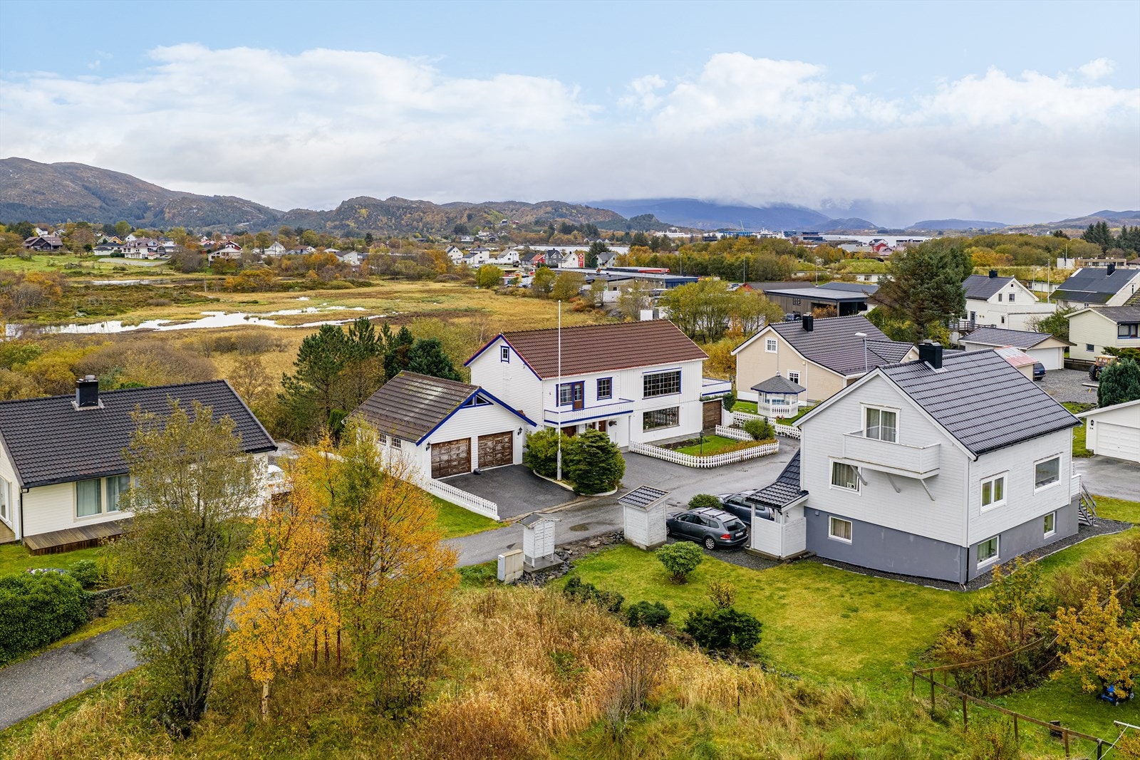 Beliggende i etablert område med utsikt over Myklebustvatnet og kort avstand til det meste Galleribilde