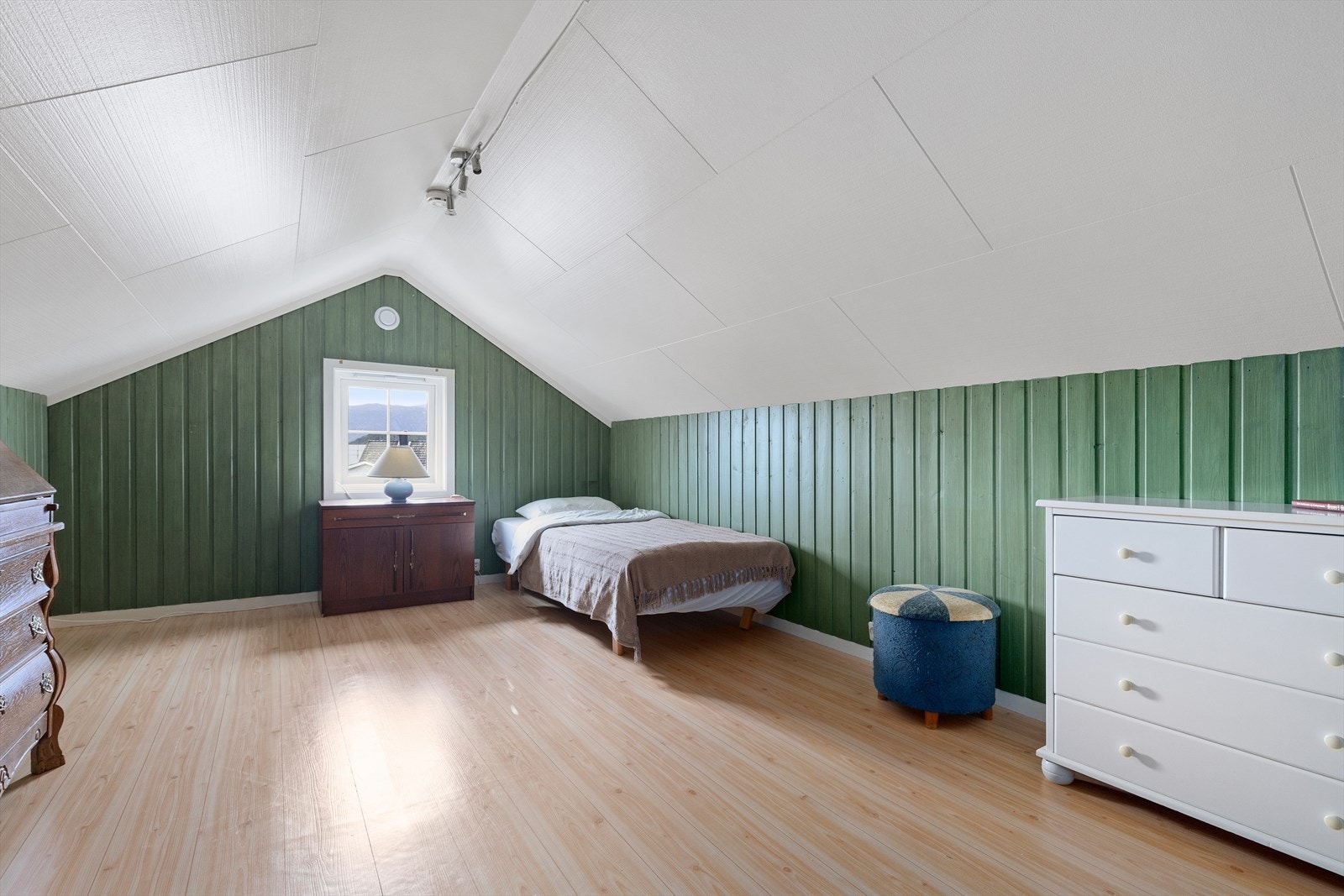 Begge de to rommene i loftsetasjen har en god størrelse Galleribilde