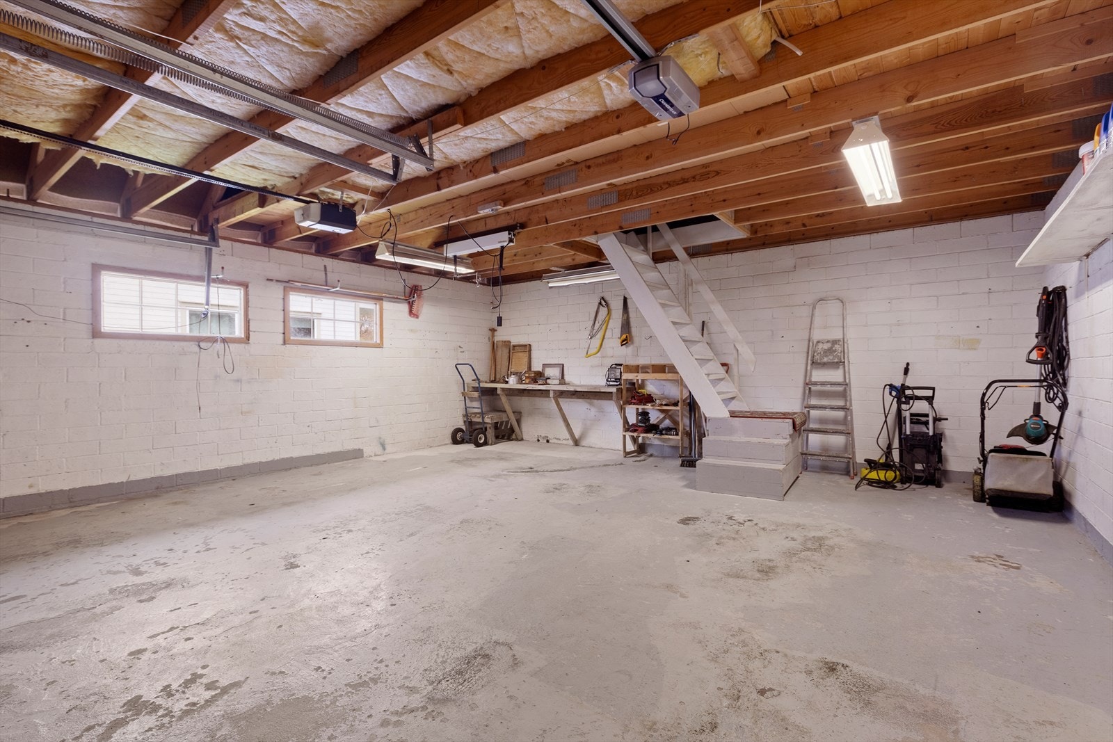 Garasje med plass for to biler, elektriske porter Galleribilde