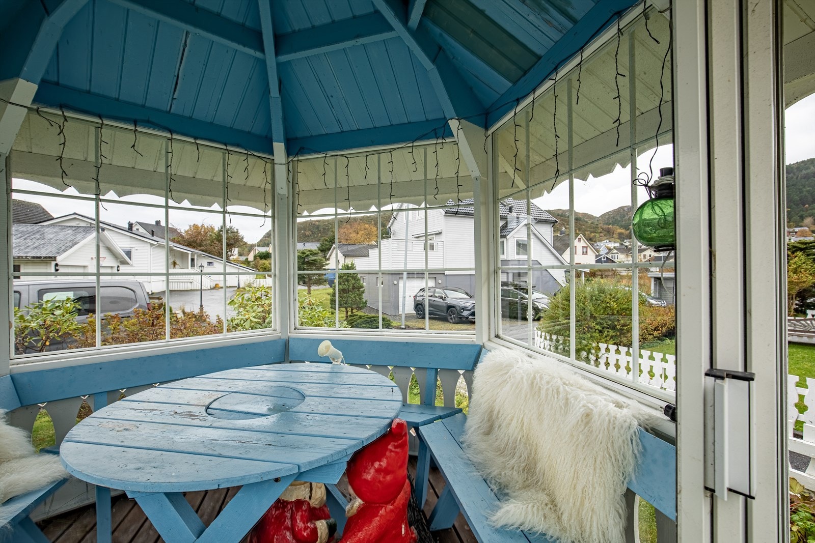 Koselig grillhytte i hagen Galleribilde