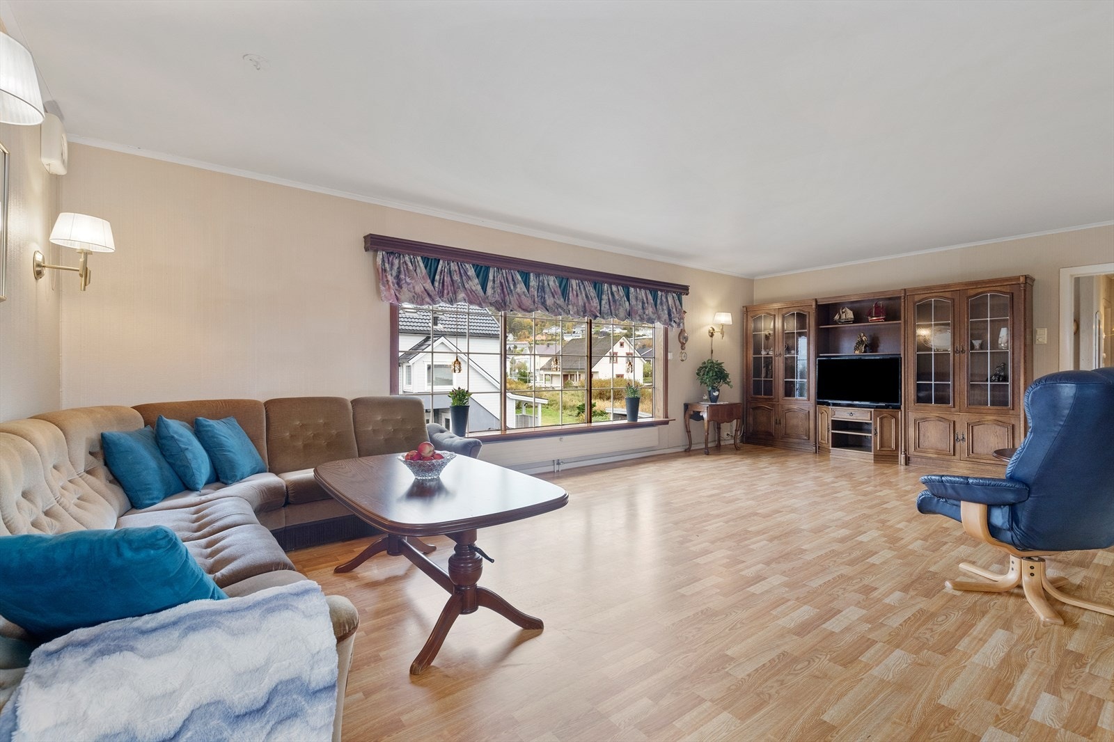 Store vindusflater gir rikelig med naturlig lys i stuen Galleribilde