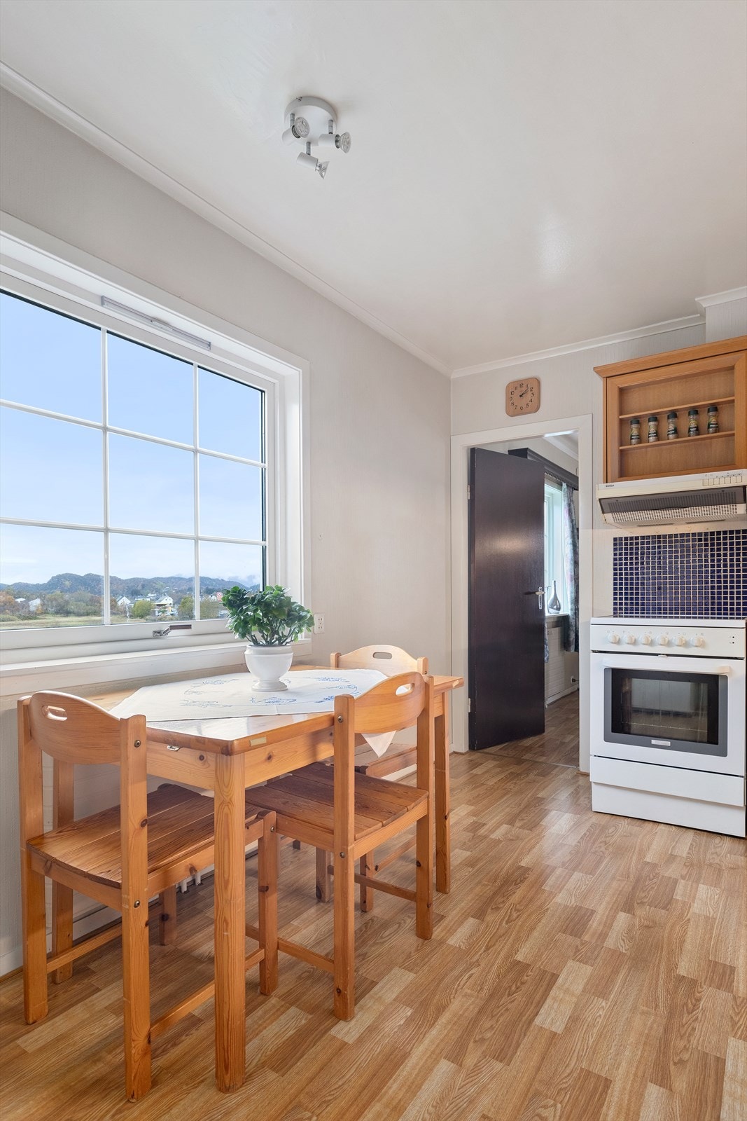 Store vinduer ved frukostbordet gir naturlig lysinnslipp og utsikt over nærområdet Galleribilde