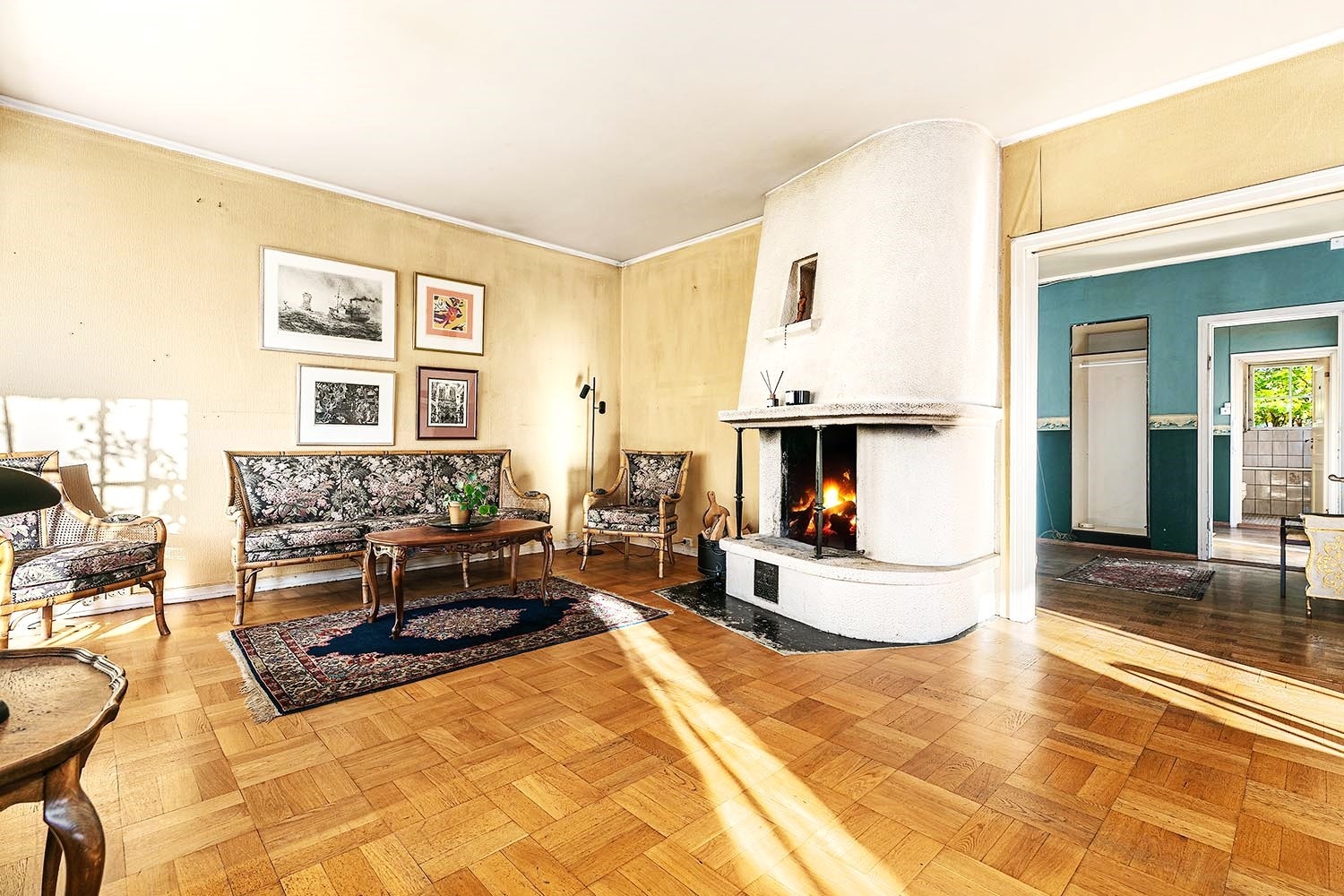 Stor stue/spisestue med murt peis Galleribilde