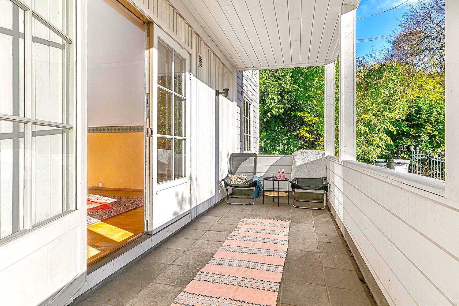 Stor solrik terrasse med adkomst til hagen Galleribilde