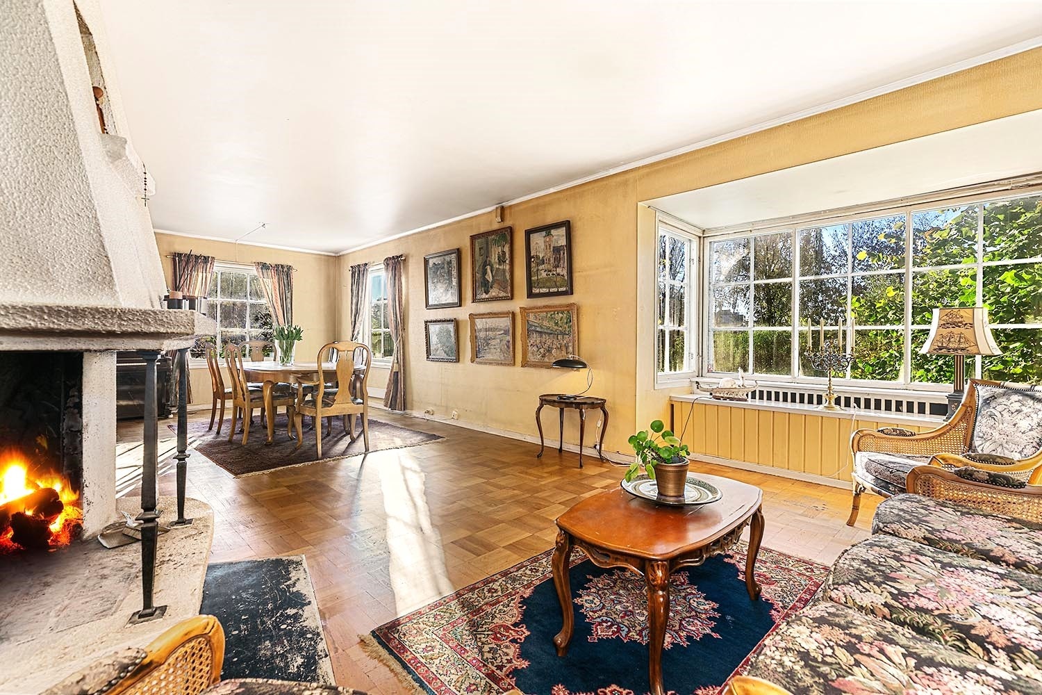 Stor stue/spisestue med murt peis Galleribilde